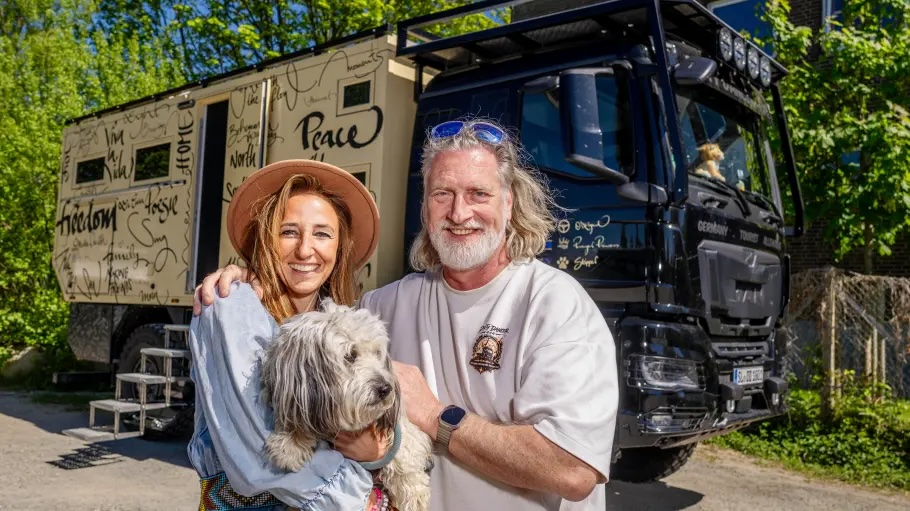 Paar mit Hund vor große, Wohnmobil