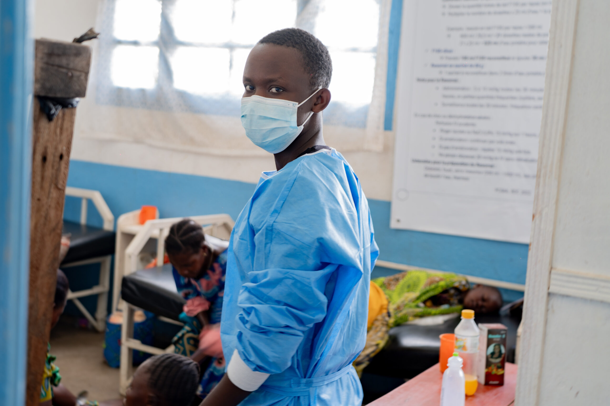 Ein Gesundheitsarbeiter mit einer Maske ist im allgemeinen Referenzkrankenhaus in Rwampara im Osten der Demokratischen Republik Kongo zu sehen.