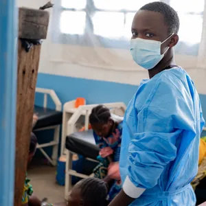 Ein Gesundheitsarbeiter mit einer Maske ist im allgemeinen Referenzkrankenhaus in Rwampara im Osten der Demokratischen Republik Kongo zu sehen.