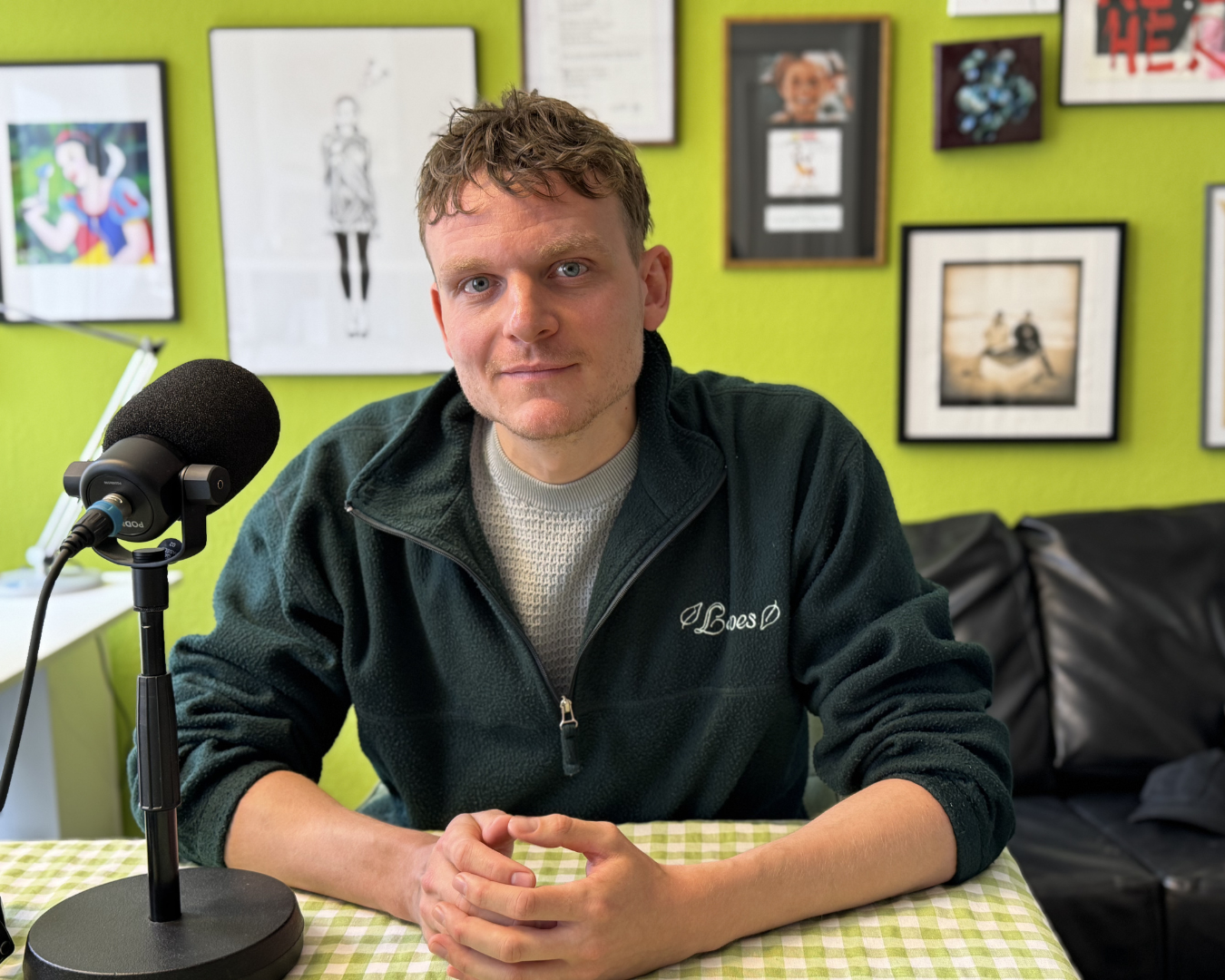 Der Schauspiler Johannes Hegemann sitzt vor einem Podcast-Mikrofon
