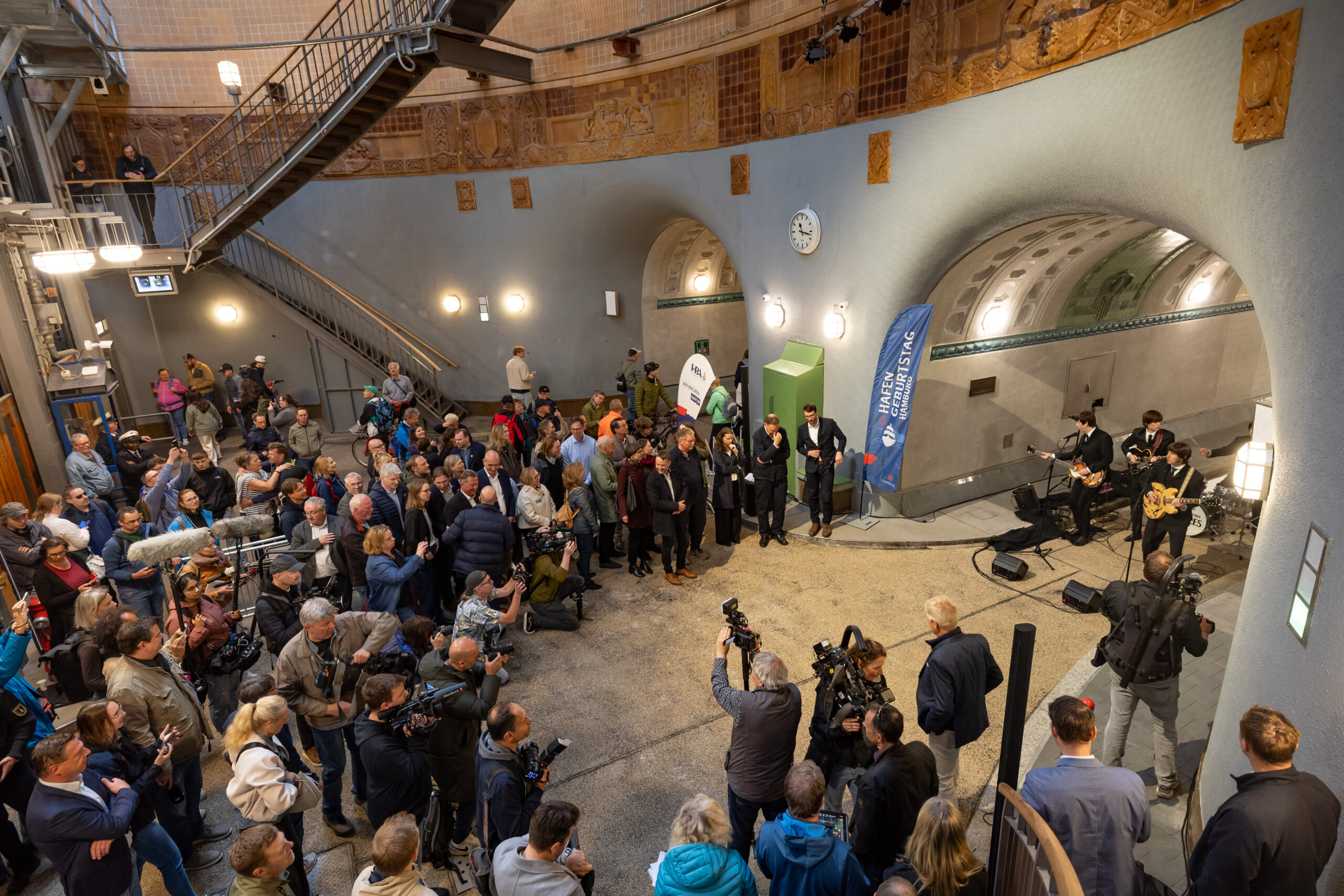 Nach sechs Jahren Bauzeit wurde am Montag die zweite Röhre des Alten Elbtunnels feierlich wiedereröffnet – mit einem Auftritt der Beatles-Coverband The Quarryman Beatles. Deren Vorbilder stammen aus Liverpool, der diesjährigen Partnerregion des Hafengeburtstags - weshalb die Weströhre nach dem gleichnamigen Beatles-Song vorübergehend in „Penny Lane“ umbenannt wurde.