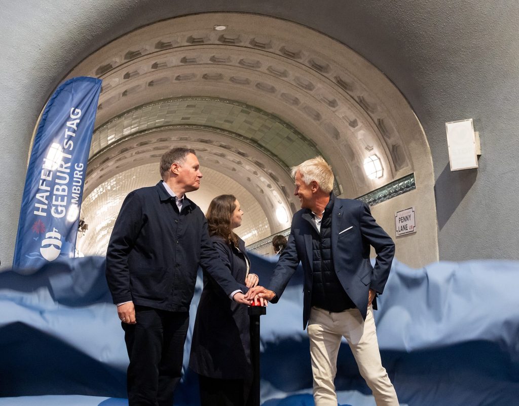 Kultursenator Carsten Brosda (SPD, v.l.), Wirtschaftssenatorin Melanie Leonhard (SPD) und Jens Meier, Chef der Hamburg Port Authority, eröffnen die sanierte Weströhre des Alten Elbtunnels.