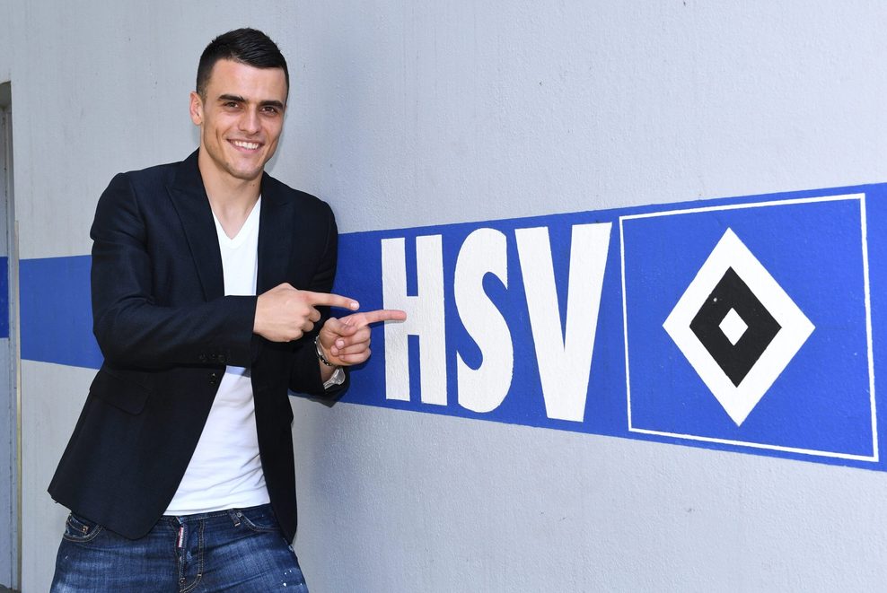 Filip Kostic zeigt auf ein HSV-Schild