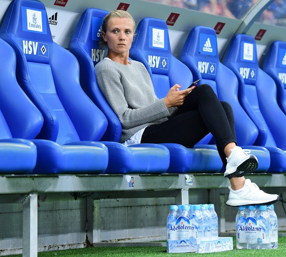 Kathllen Krüger vor einem Testspiel der Bayern 2018 im Volkspark.