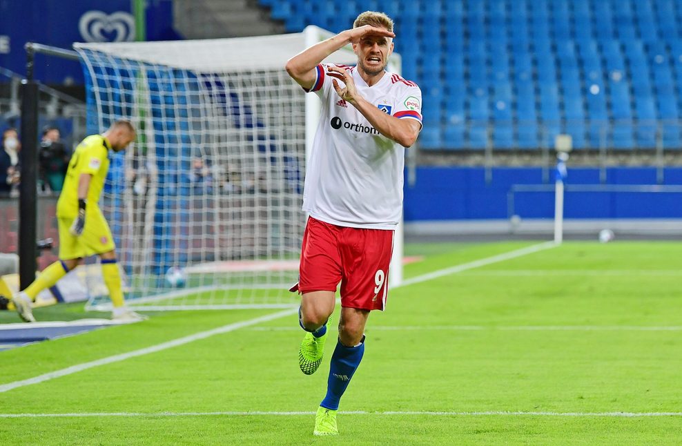 Simon Terodde bejubelt ein Tor für den HSV in der 2. Bundesliga