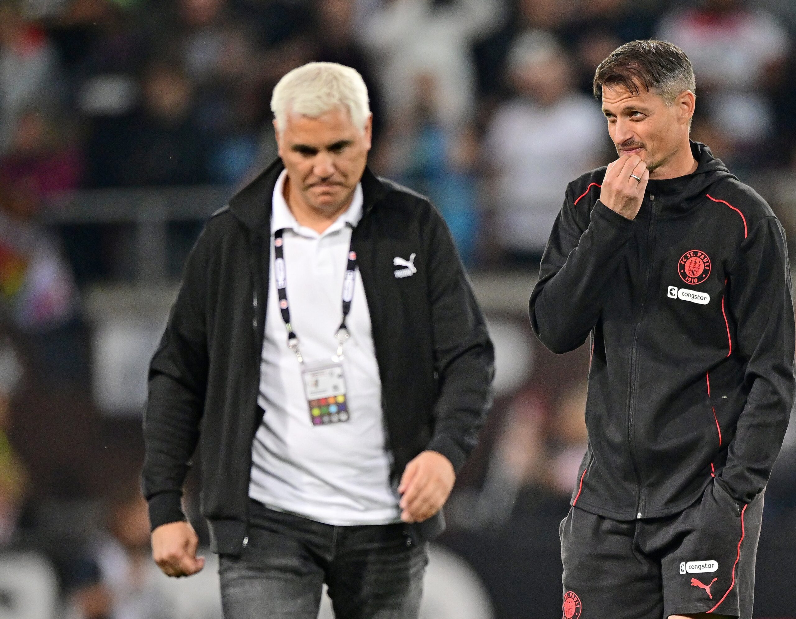 St. Pauli-Trainer Alexander Blessin nachdenklich neben Andreas Bornemann