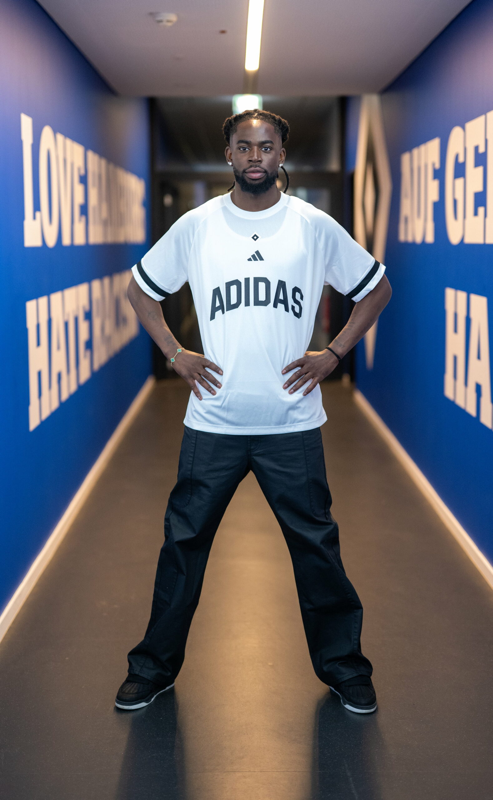 Jordan Torunarigha vor einer HSV-Wand im Volksparkstadion