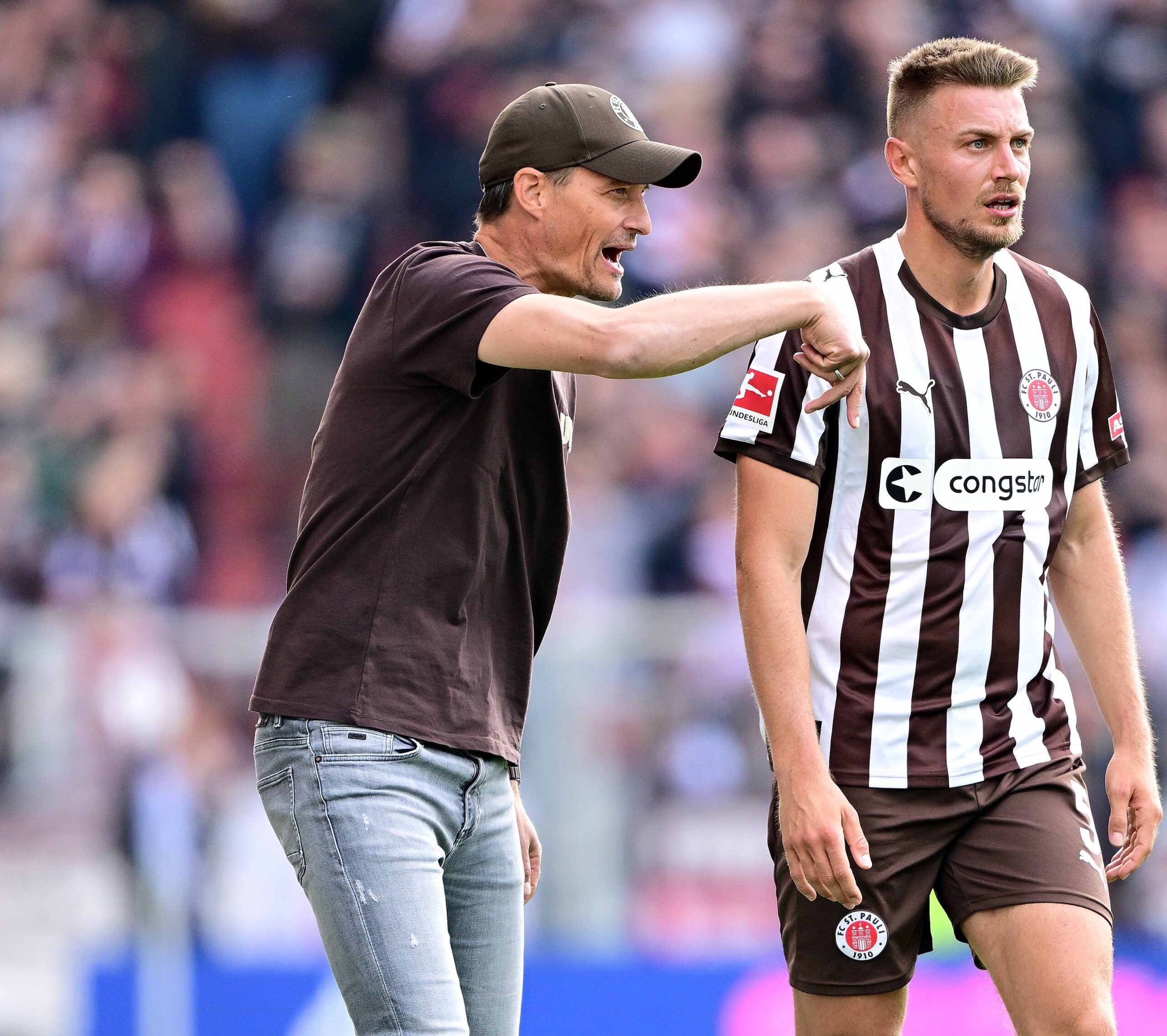 St. Pauli-Trainer Alexander Blessin gibt Hauke Wahl Anweisungen