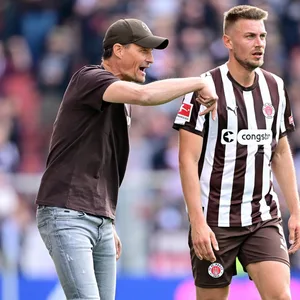St. Pauli-Trainer Alexander Blessin gibt Hauke Wahl Anweisungen