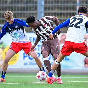 Louis Lemke und Omar Megeed vom HSV II im Zweikampf mit Romeo Aigbekaen von St. Pauli II