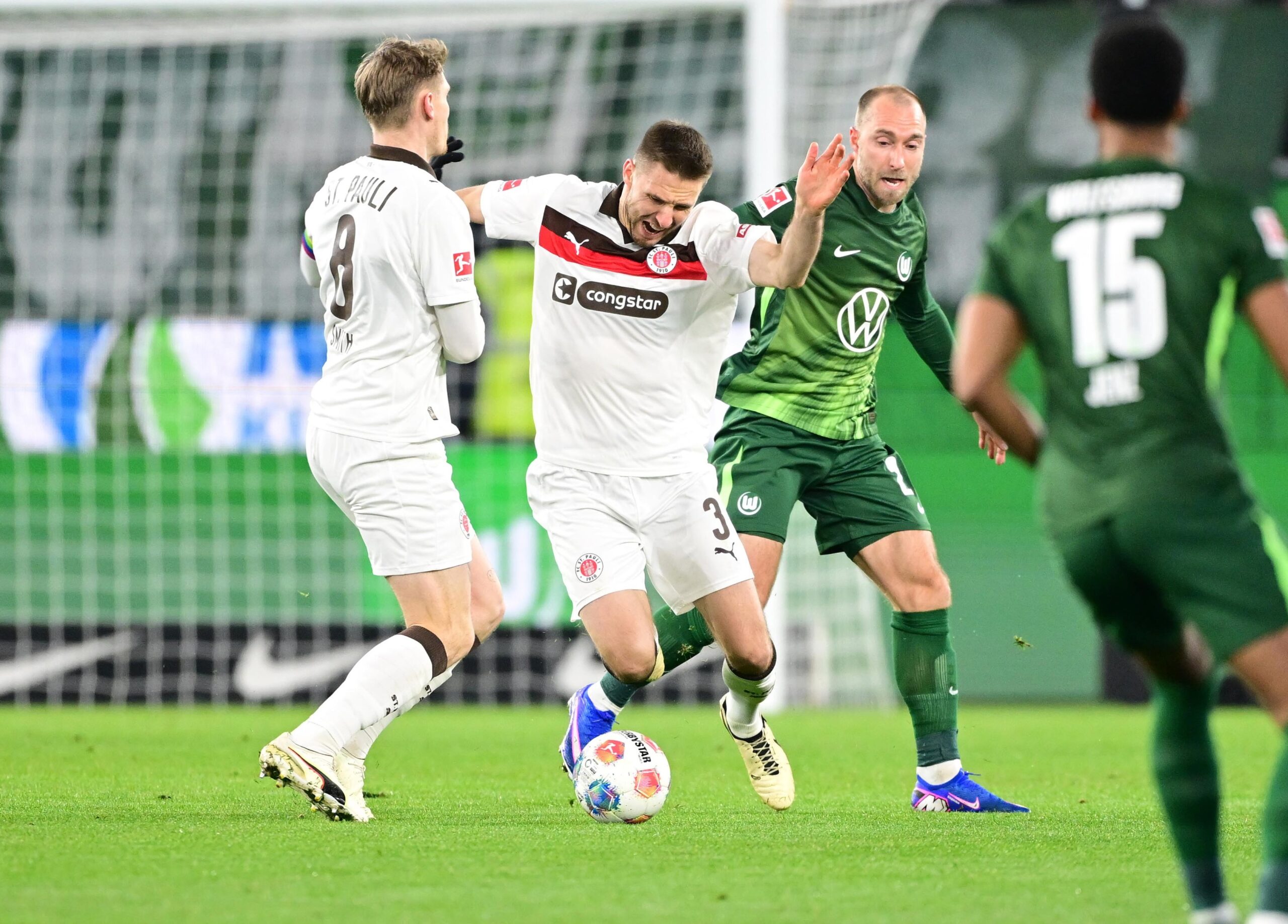 Eric Smith und Karol Mets gegen Wolfsburgs Eriksen