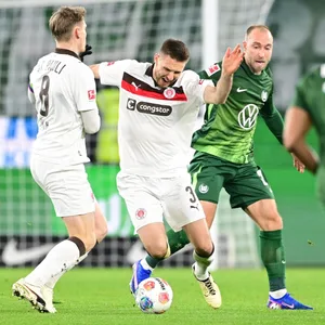 Eric Smith und Karol Mets gegen Wolfsburgs Eriksen