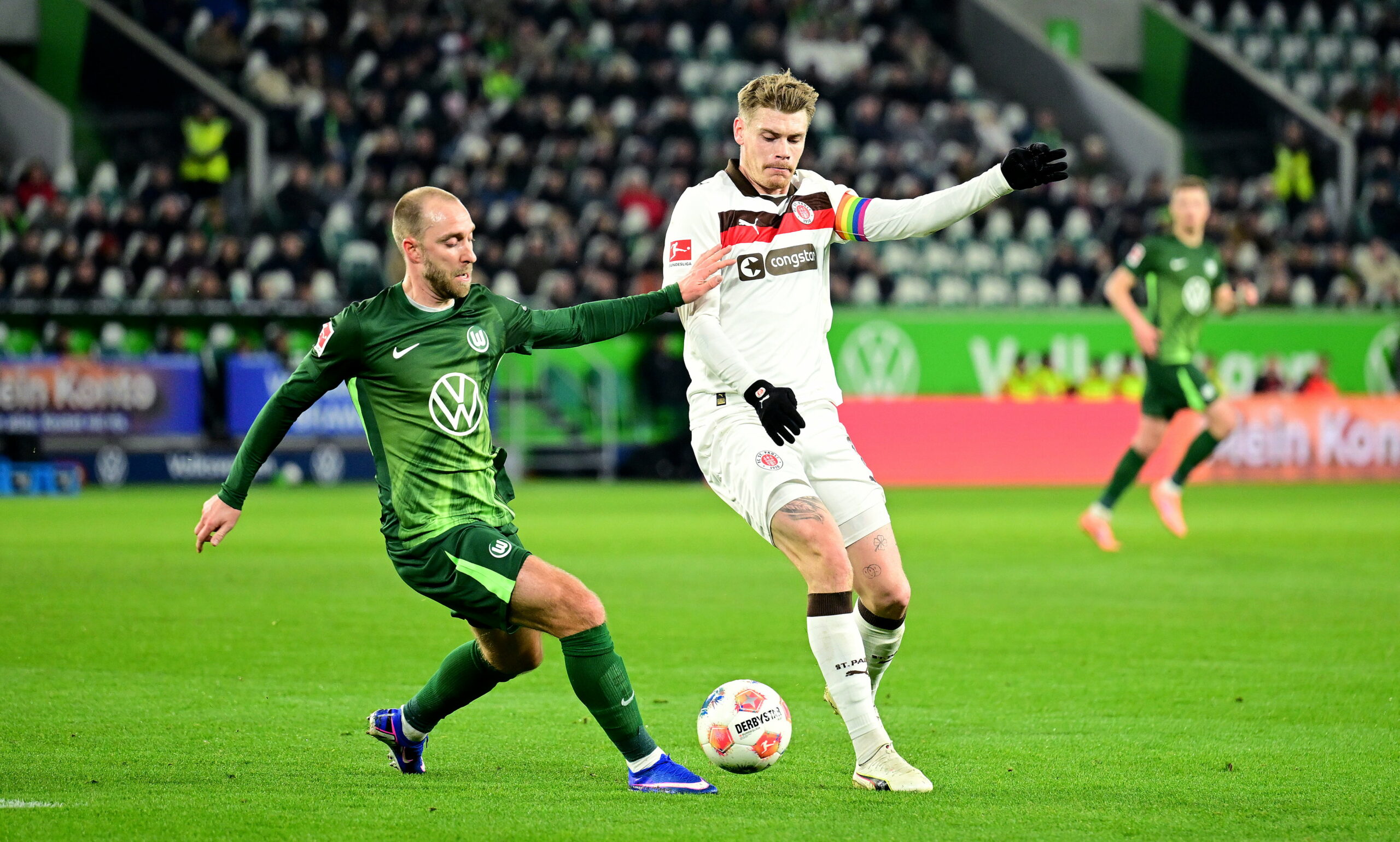 St. Pauli-Profi Eric Smith im Zweikampf mit Christian Eriksen vom VfL Wolfsburg
