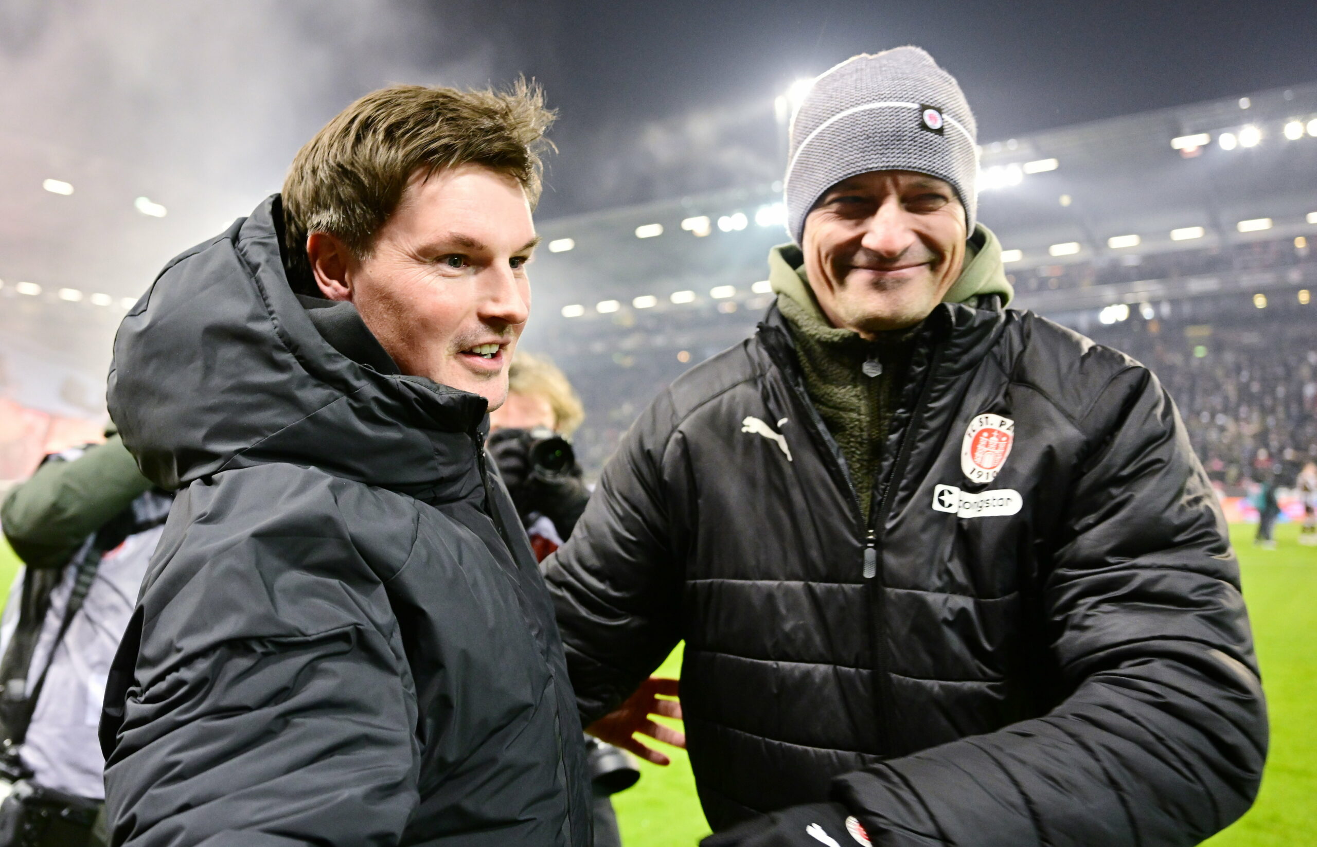 HSV-Trainer Merlin Polzin (l.) und St. Paulis Alexander Blessin begrüßen sich vor der Partie am Millerntor.