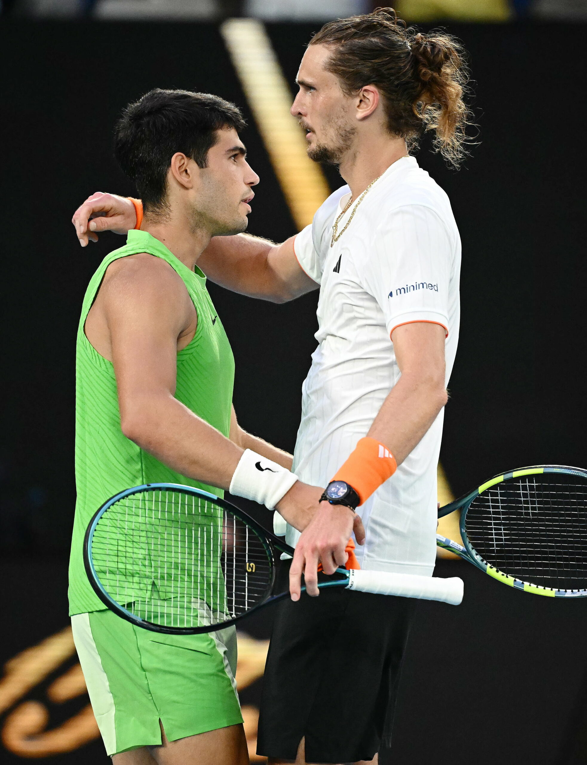 Carlos Alacaraz umarmt Alexander Zverev