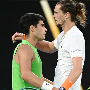 Carlos Alacaraz umarmt Alexander Zverev