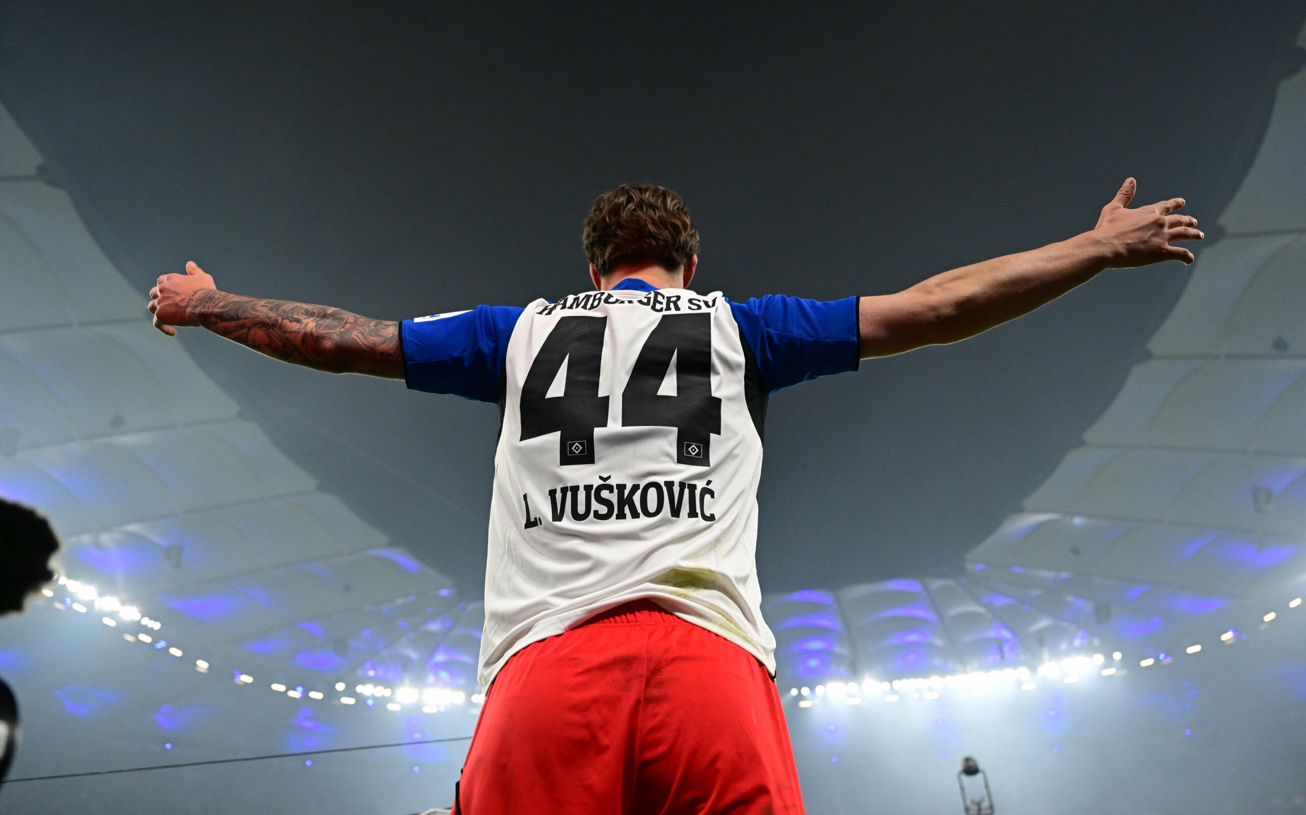 HSV-Profi Luka Vuskovic breitet die Arme aus und jubelt im Volksparkstadion