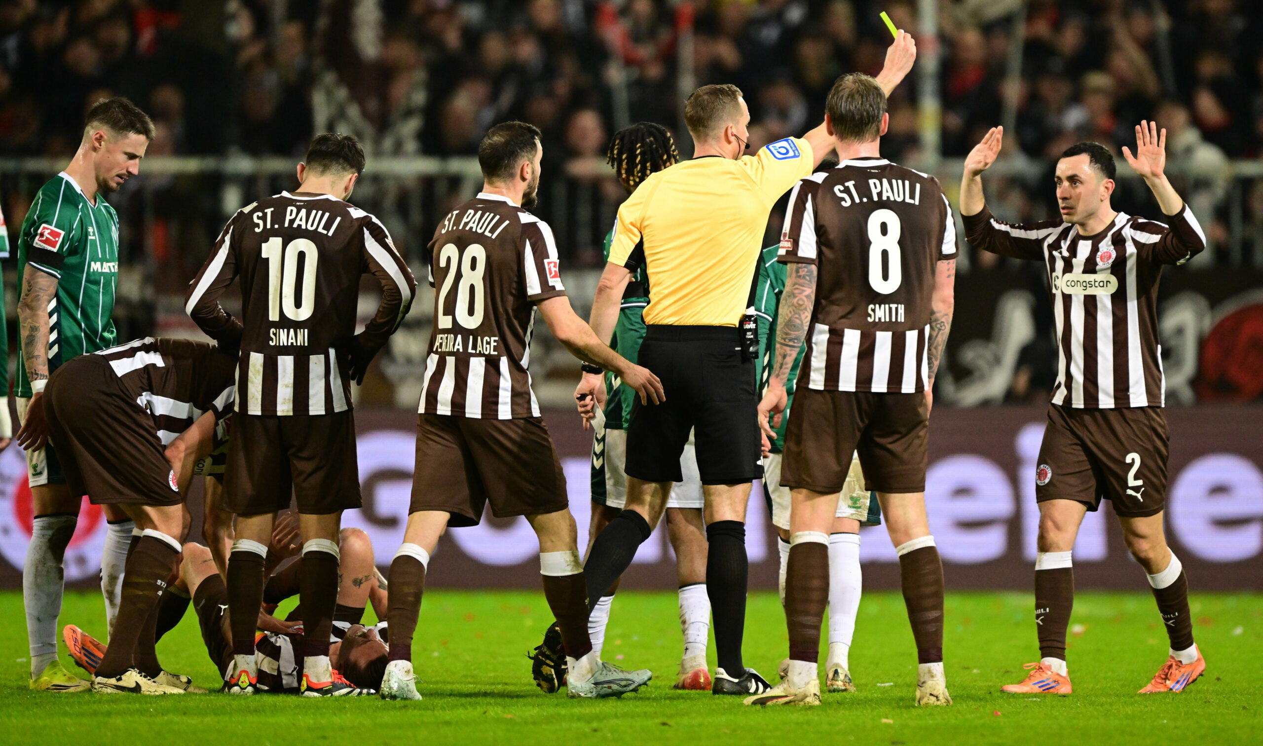 St. Pauli-Profi Manolis Saliakas sieht die Gelbe Karte