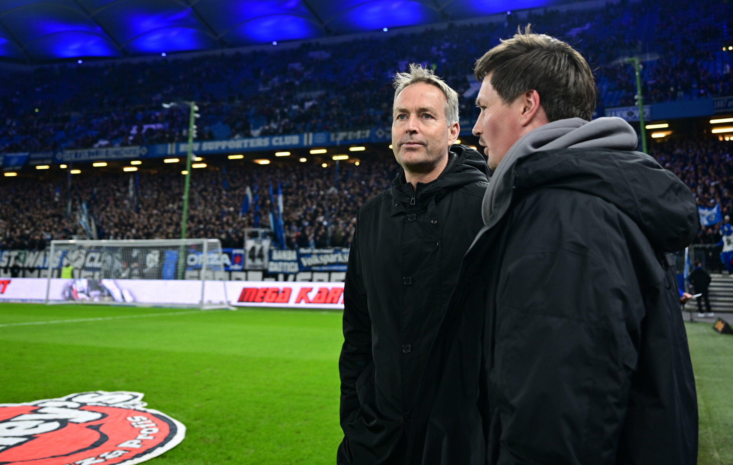 Kasper Hjulmand und Merlin Polzin reden an der Seitenlinie