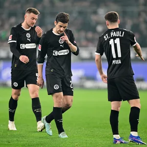 Hauke Wahl, Adam Dzwigala und Arkadiusz Pyrka von St. Pauli sind enttäuscht