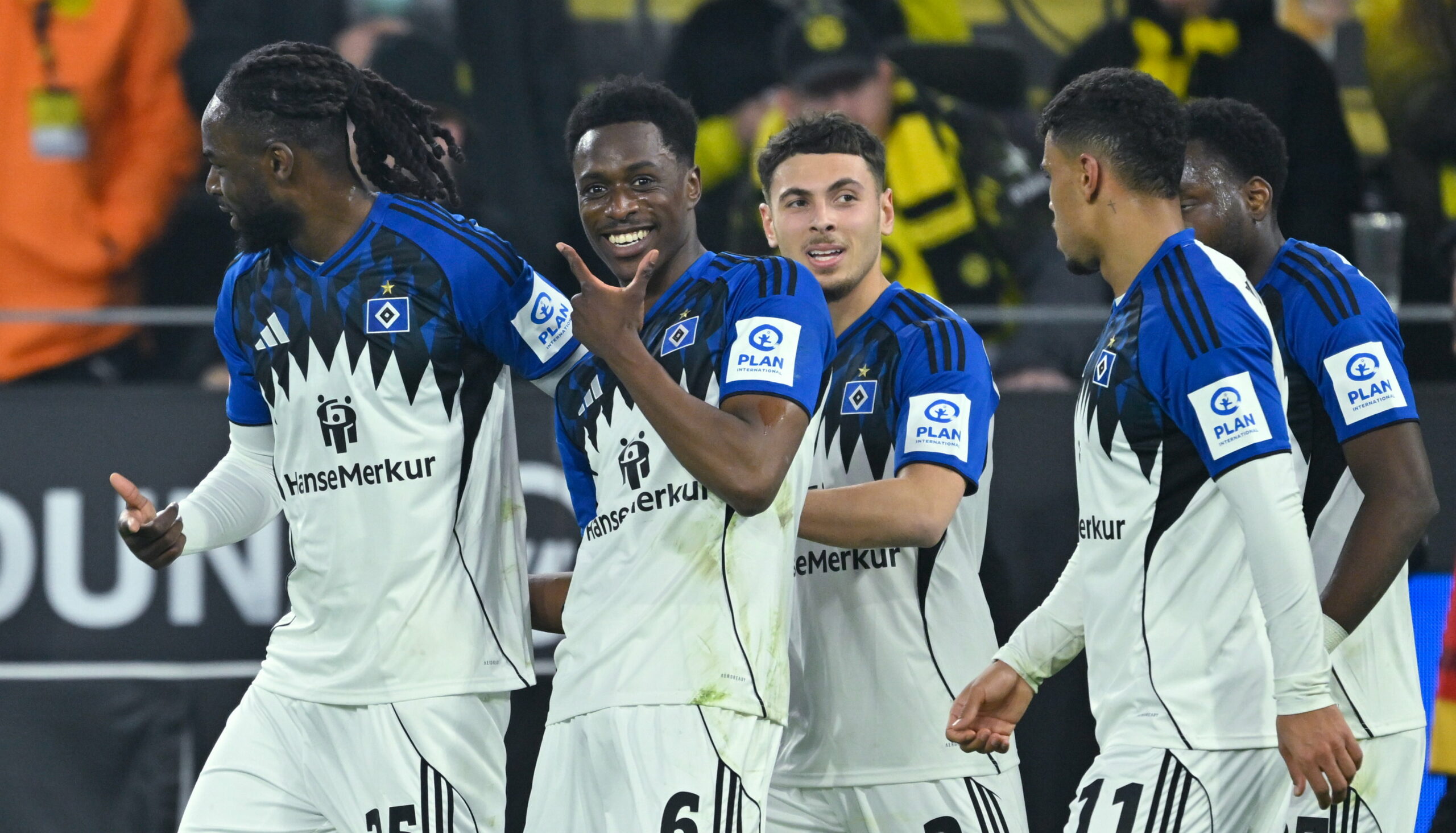 Die HSV-Profis bejubeln ihr Tor zur 2:0-Führung bei Borussia Dortmund.