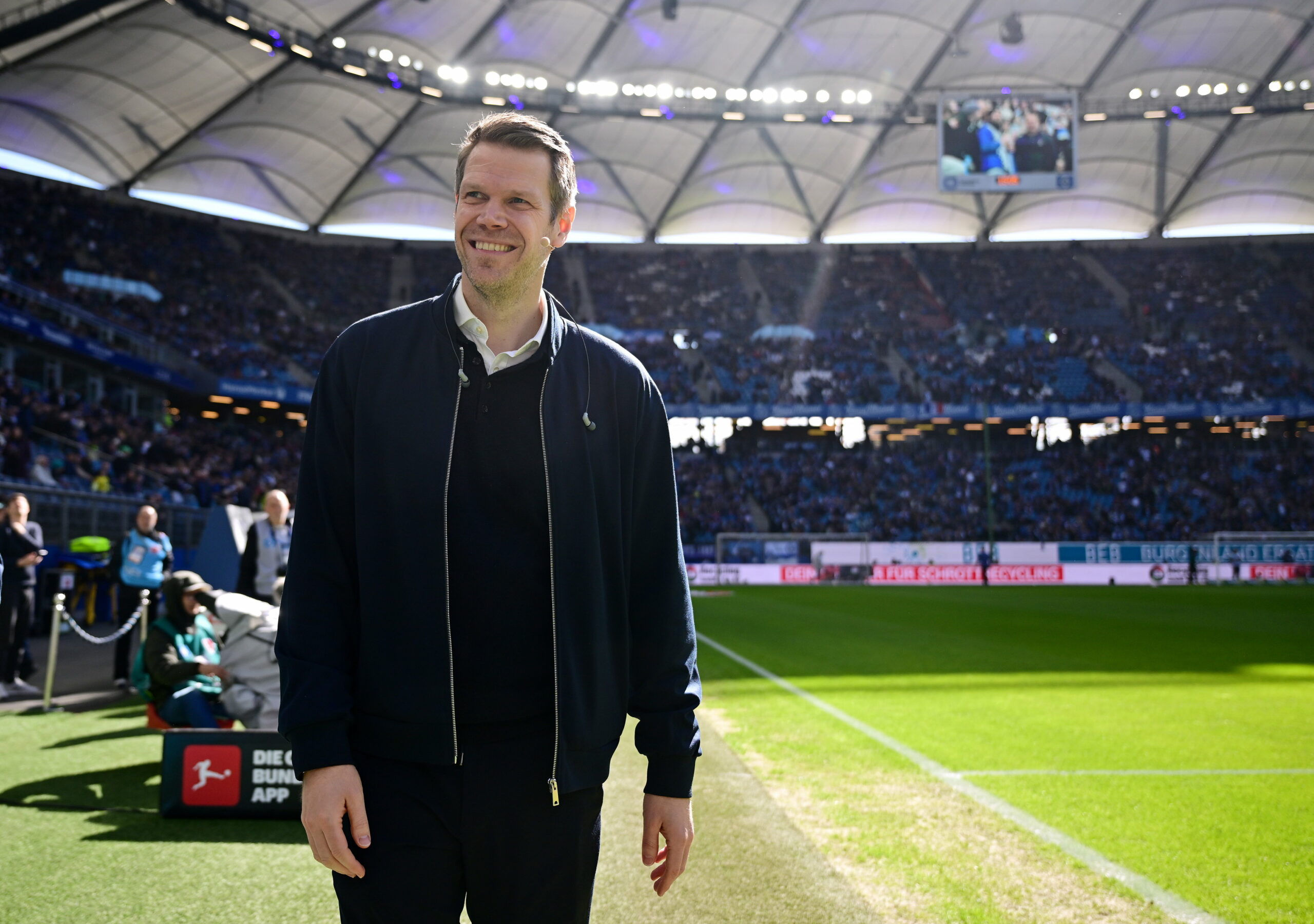 Eric Huwer lächelt im Volksparkstadion