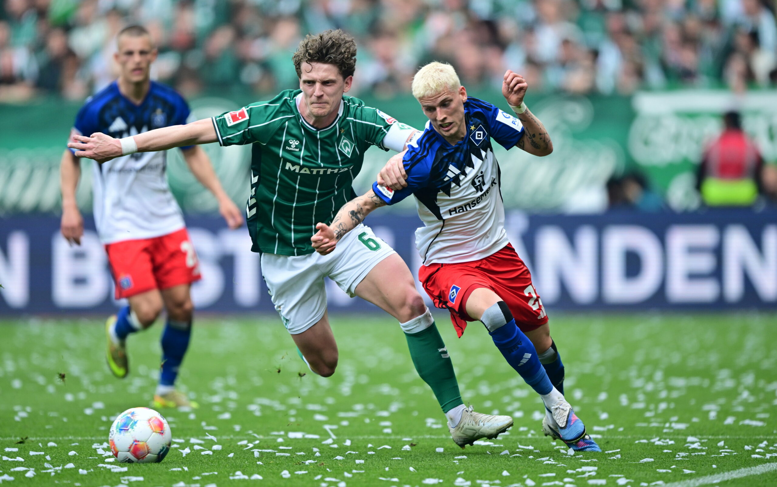 Jens Stage von Werder Bremen gegen den HSV am Ball