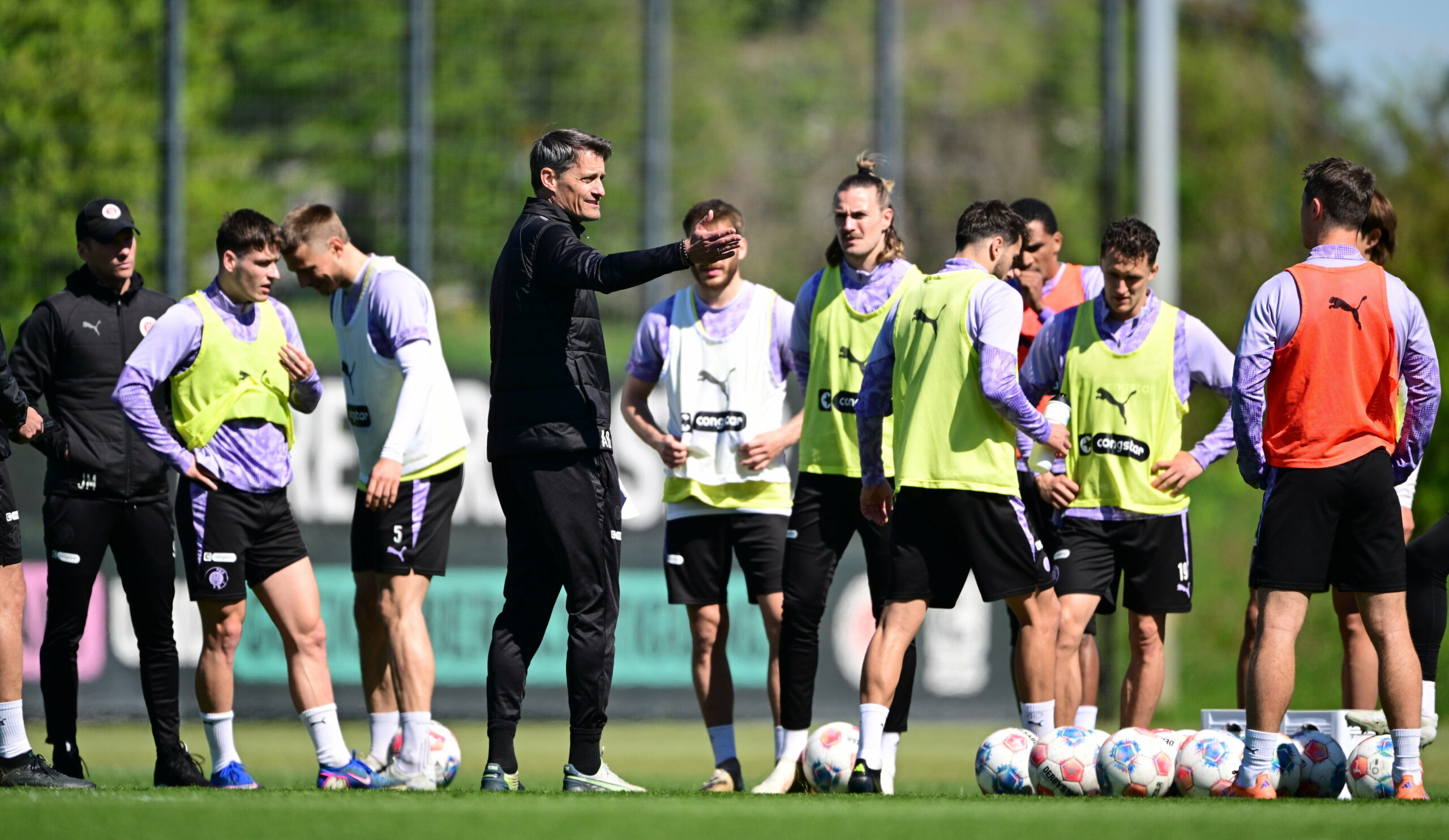 St. Pauli-Trainer Alexander Blessin gibt Anweisungen im Training