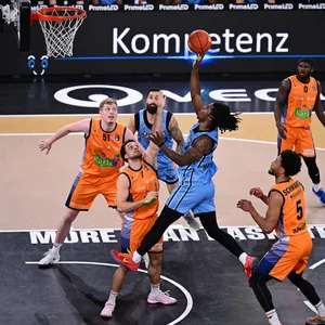 Leonard Thorpe Jr. von den Hamburg Towers bei einem Korbwurf