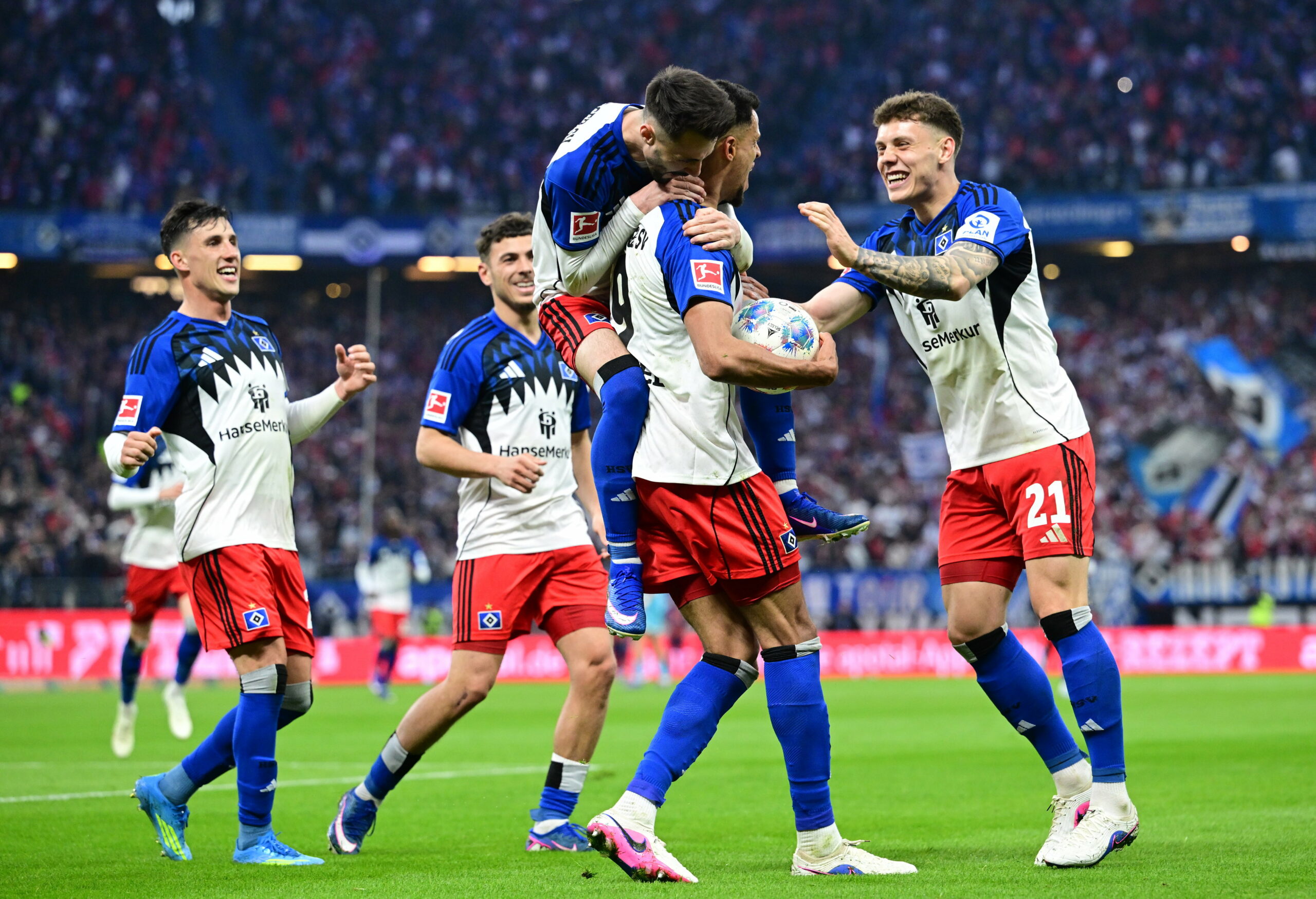 HSV-Profis bejubeln ein Tor im Volksparkstadion