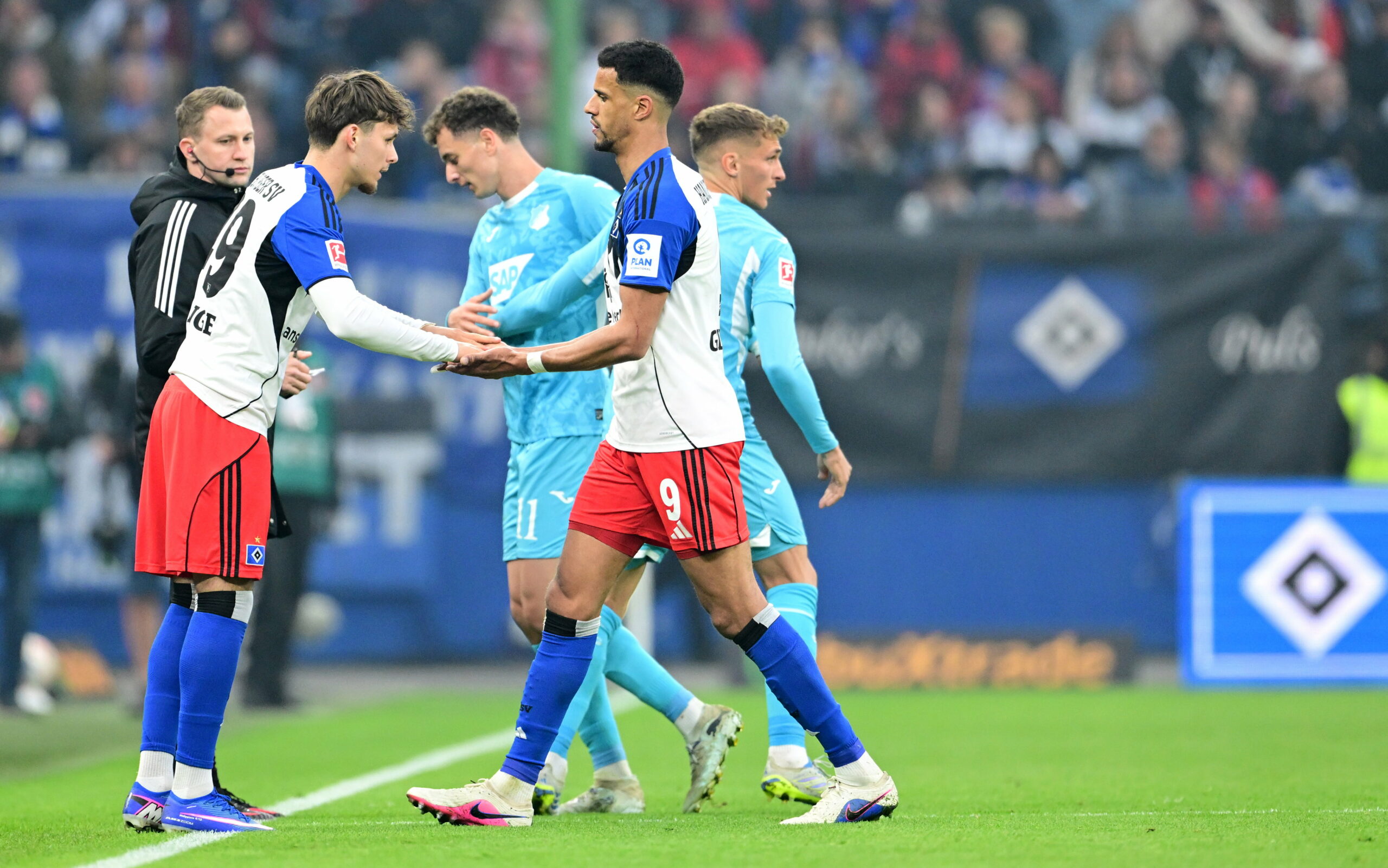 Otto Stange klatscht bei seiner Einwechslung mit HSV-Kollege Robert Glatzel ab.