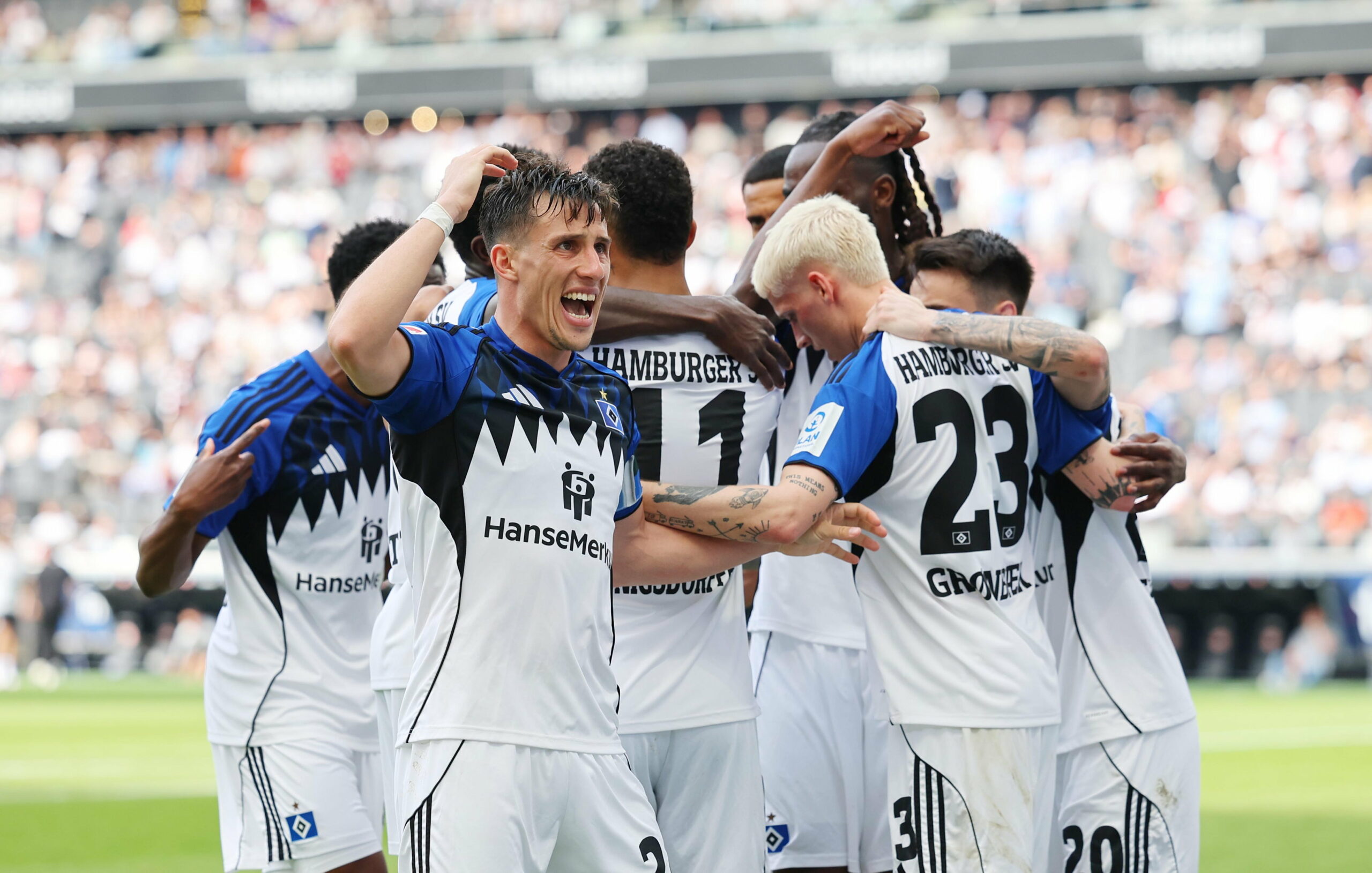 HSV-Profis bejubeln ein Tor in Frankfurt