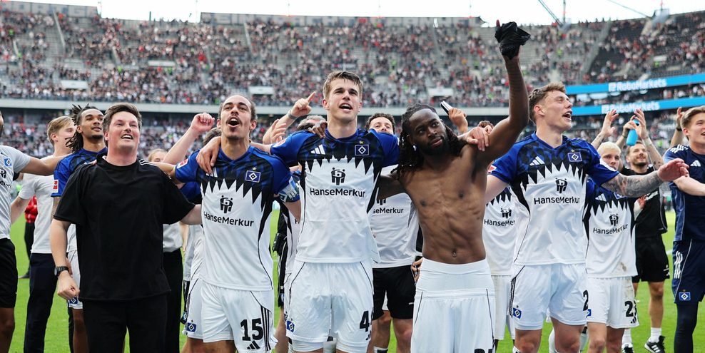 Die HSV-Profis feierten in Frankfurt gemeinsam mit ihrem Trainer vor dem Gästeblock.