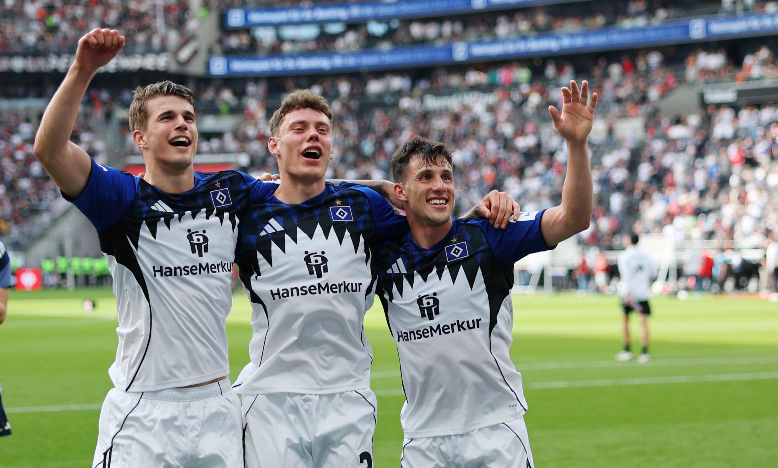 Luka Vuskovic, Nicolai Remberg und Nicolas Capaldo feiern mit den HSV-Fans