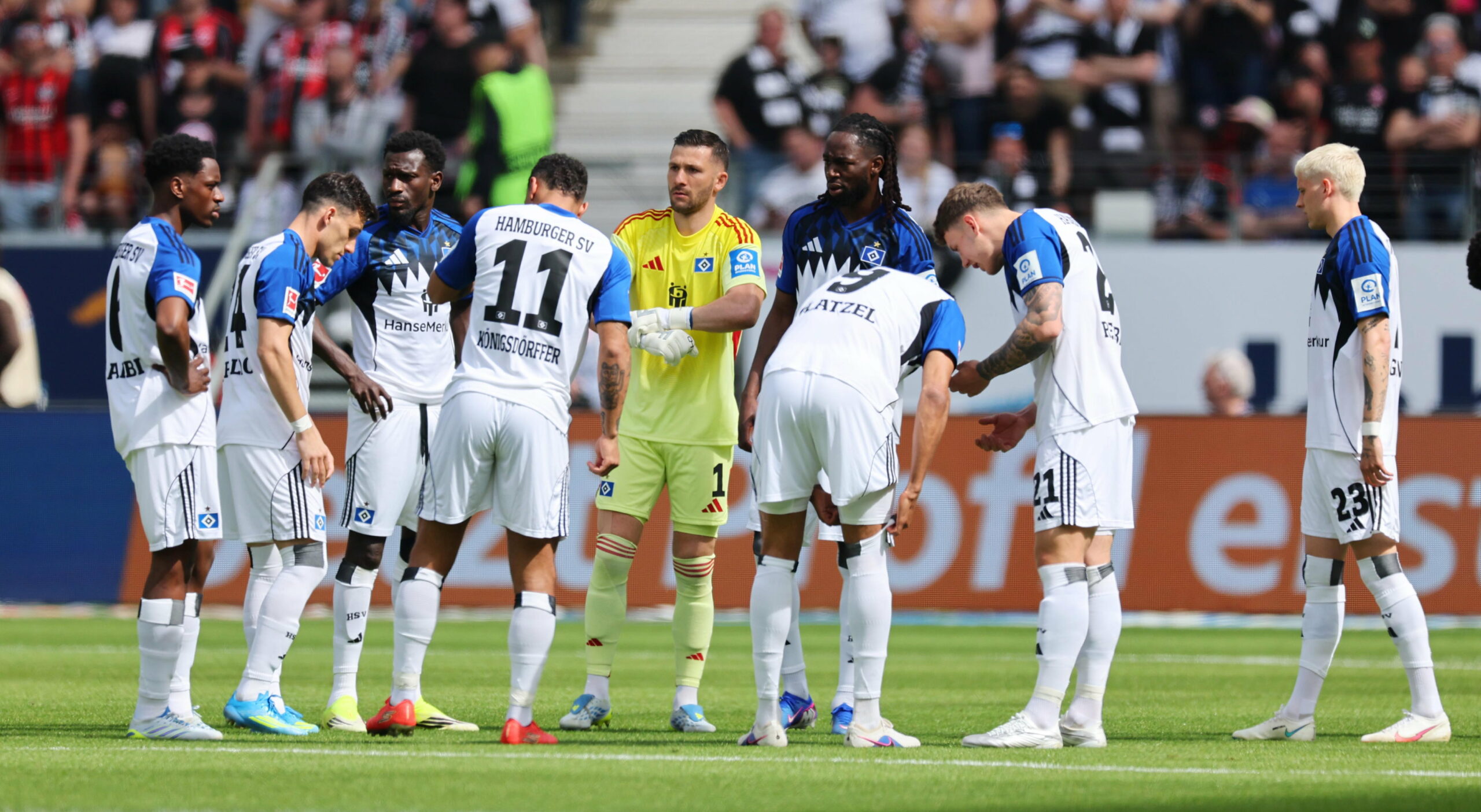 HSV-Profis bilden einen Kreis nach dem Spiel in Frankfurt