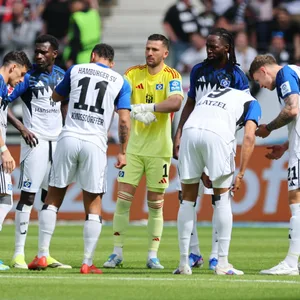 HSV-Profis bilden einen Kreis nach dem Spiel in Frankfurt