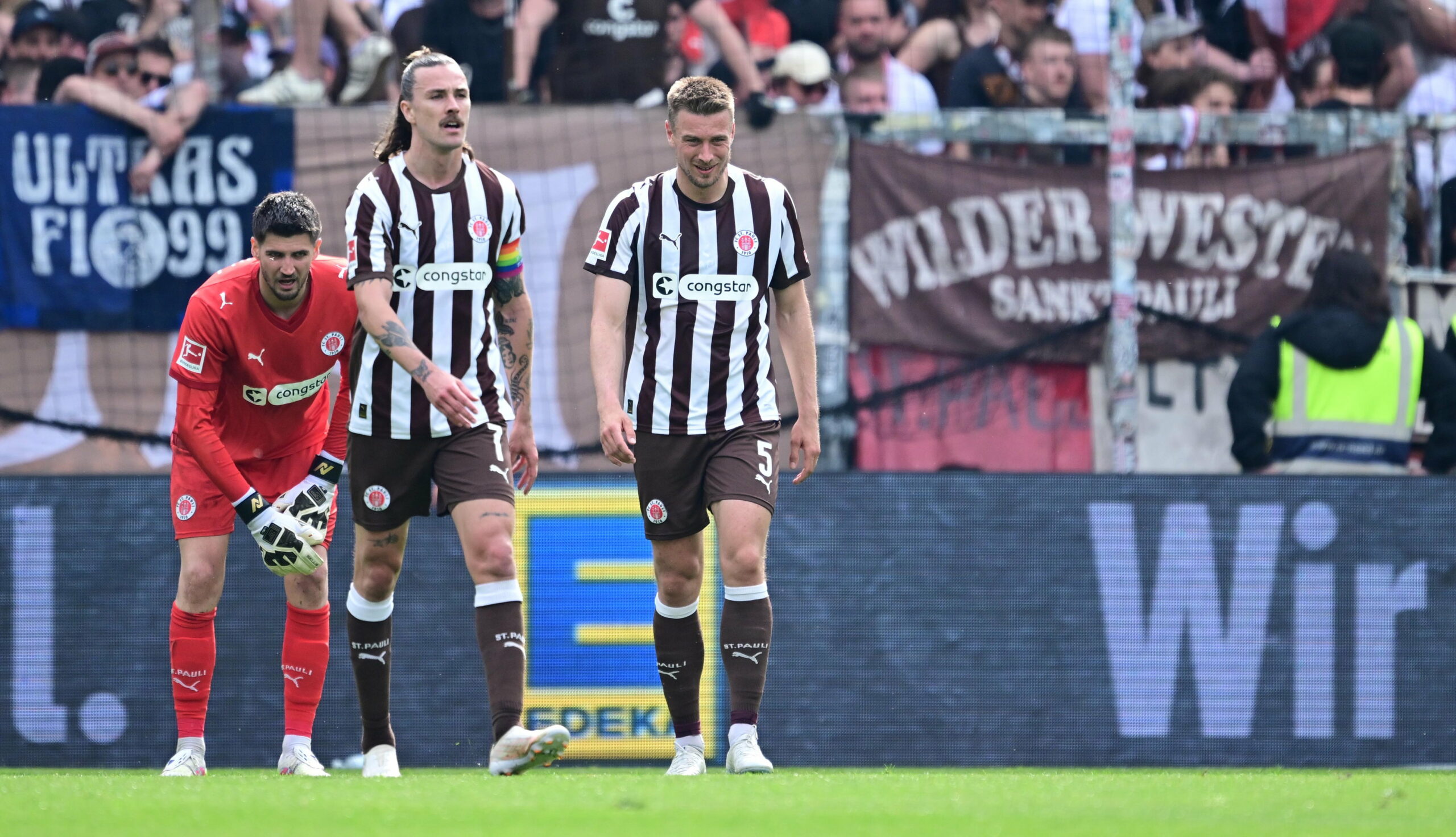 Betrübte St. Pauli-Leader: Nikola Vasilj, Jackson Irvine und Hauke Wahl