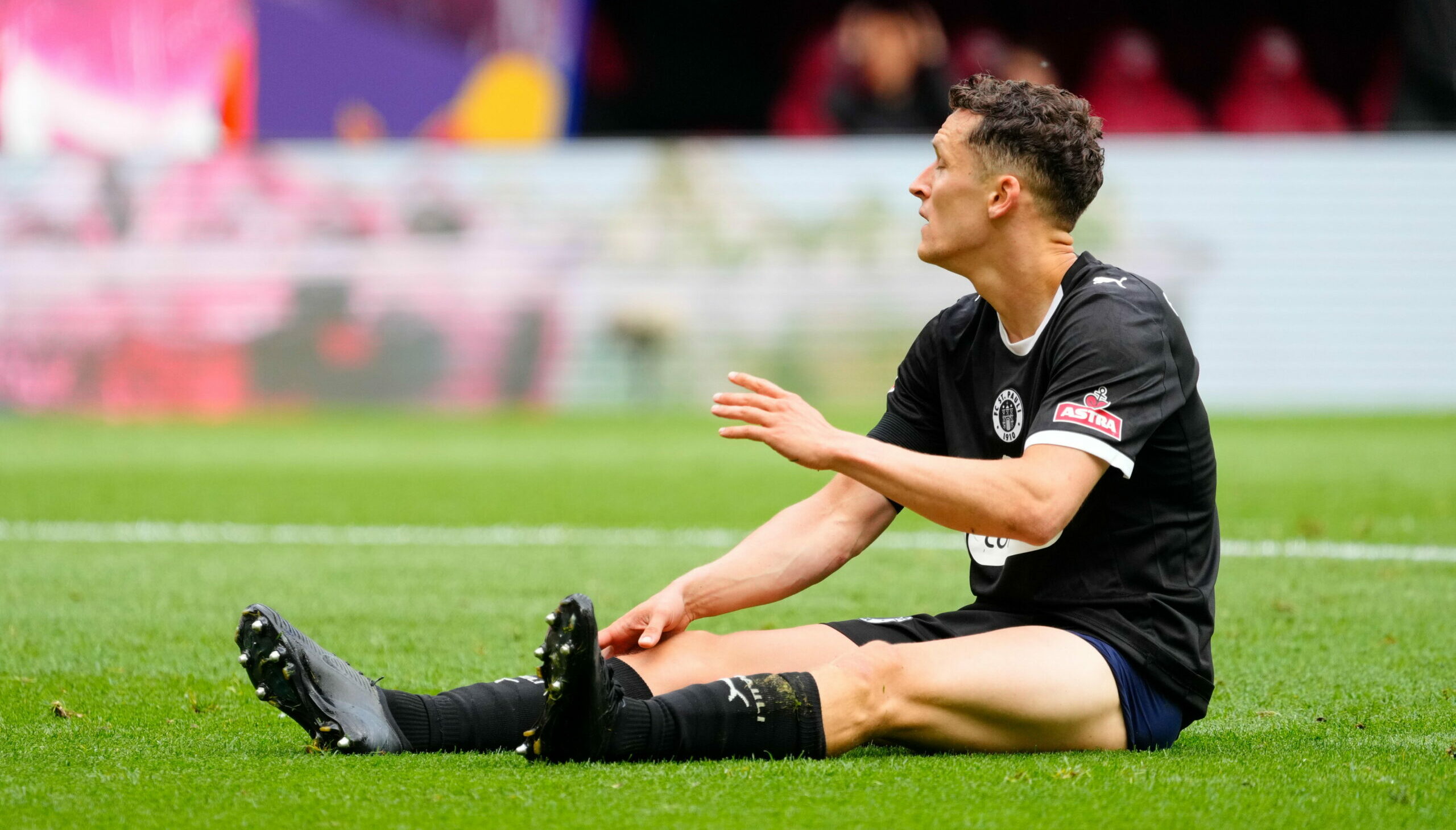 St. Pauli-Stürmer Martijn Kaars sitzt am Boden und wirkt enttäuscht