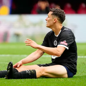 St. Pauli-Stürmer Martijn Kaars sitzt am Boden und wirkt enttäuscht