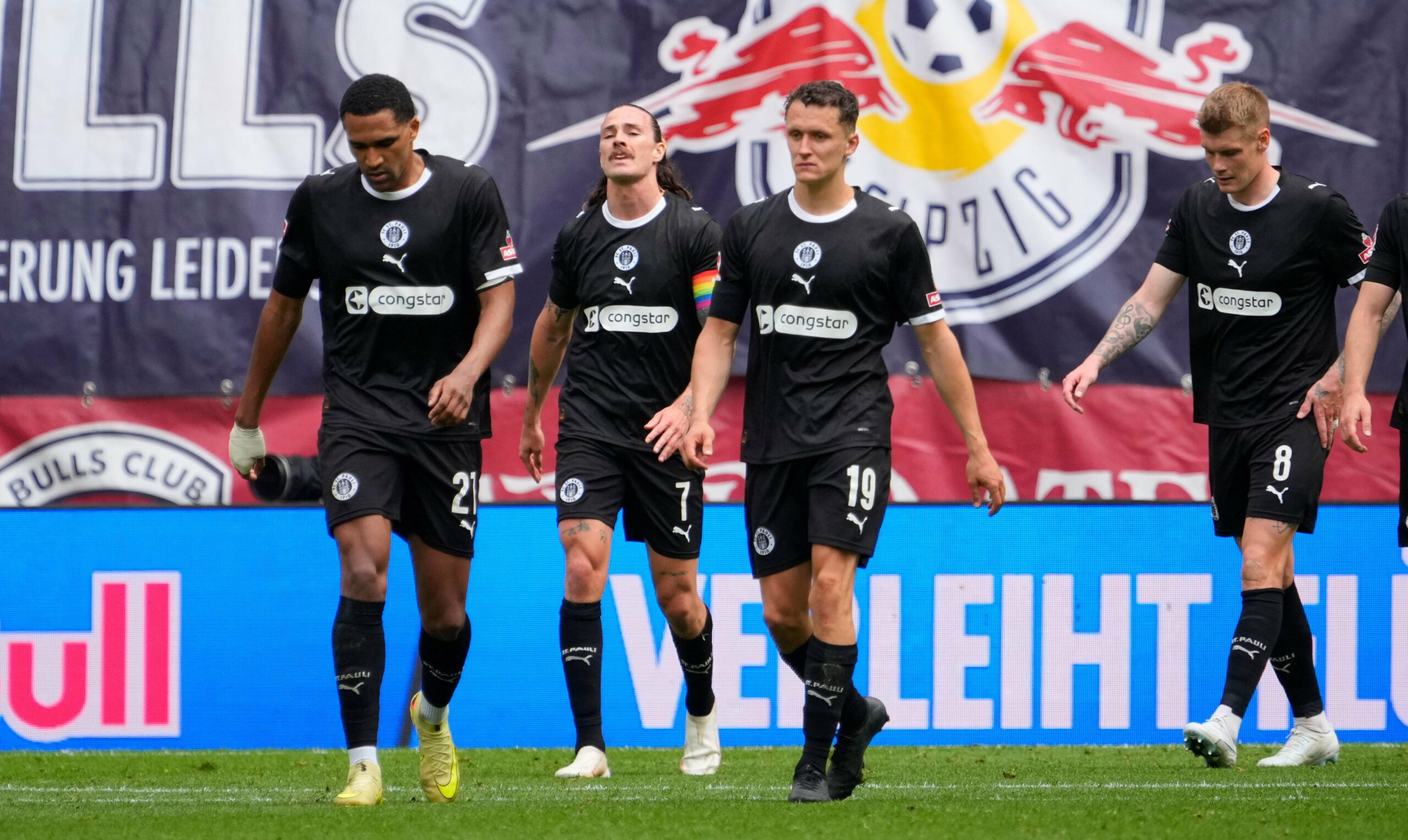 St. Pauli-Profis Andreas Hountondji, Jackson Irvine, Martijn Kaars und Eric Smith sind enttäuscht in Leipzig