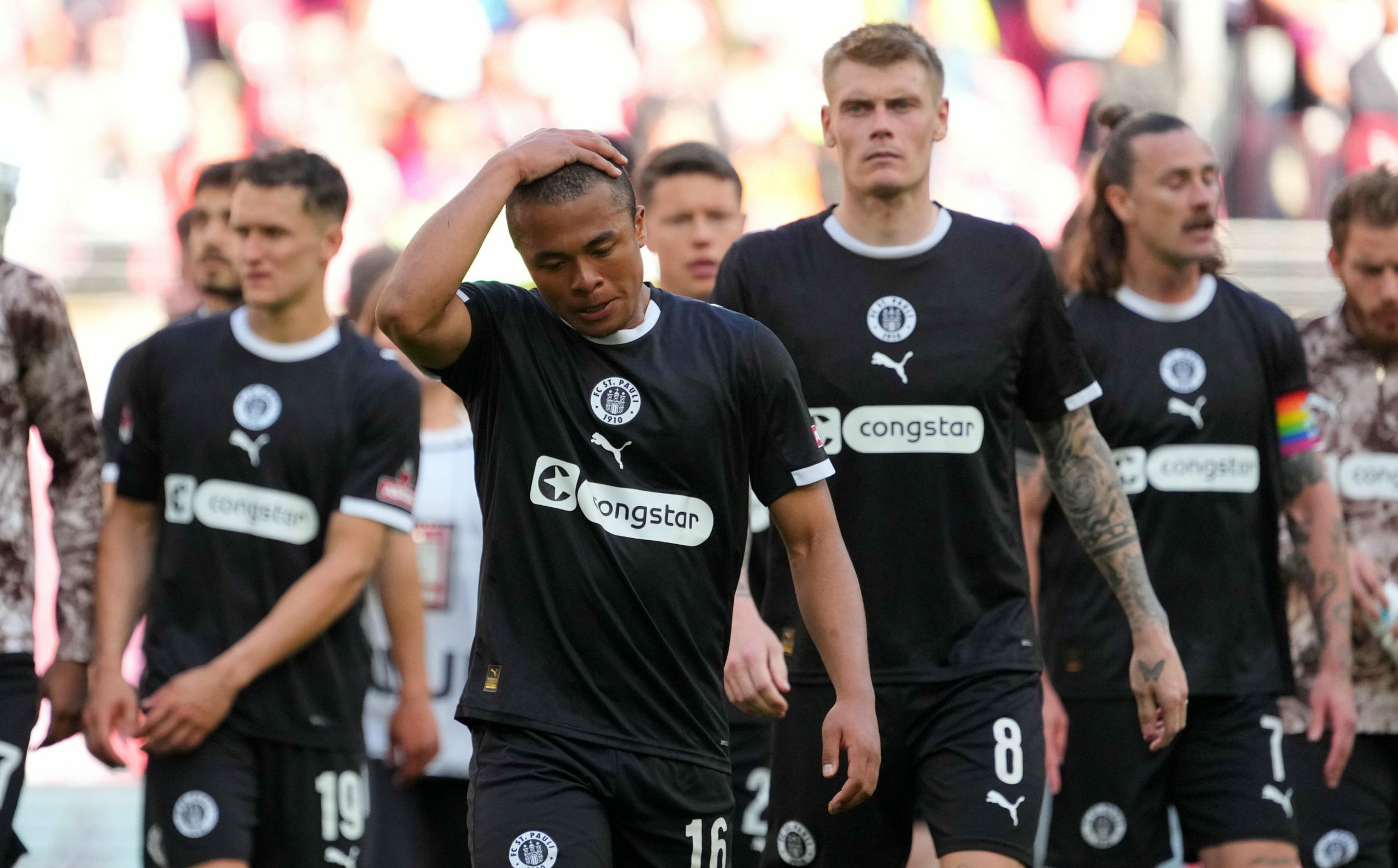 Spieler des FC St. Pauli zeigen ihre Enttäuschung
