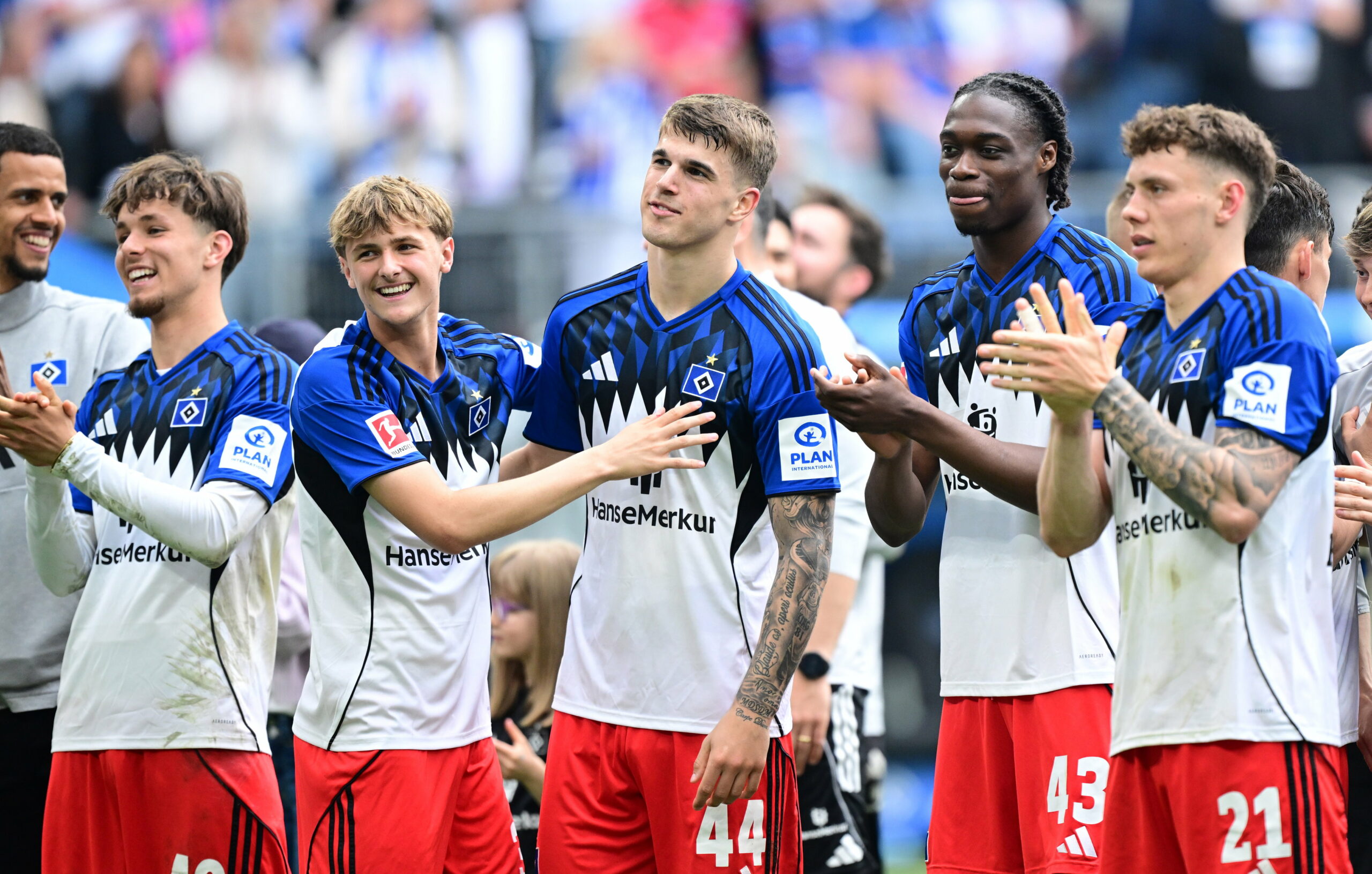 Otto Stange, Louis Lemke, Luka Vuskovic, Shafiq Nandja und Nicolai Remberg vor den HSV-Fans