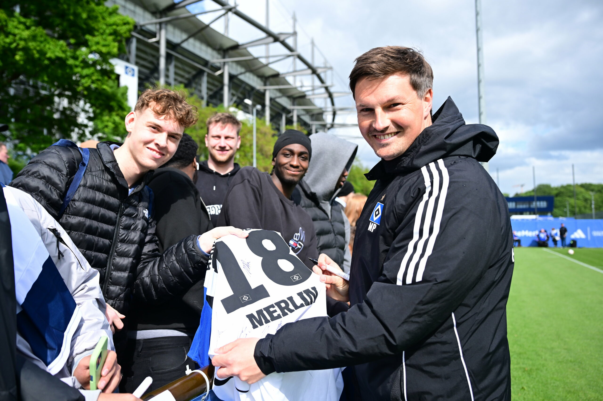 HSV-Trainer Merlin Polzin beglückt die Fans nach dem Training mit Autogrammen.