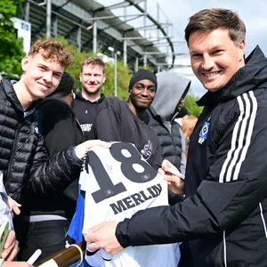 HSV-Trainer Merlin Polzin beglückt die Fans nach dem Training mit Autogrammen.