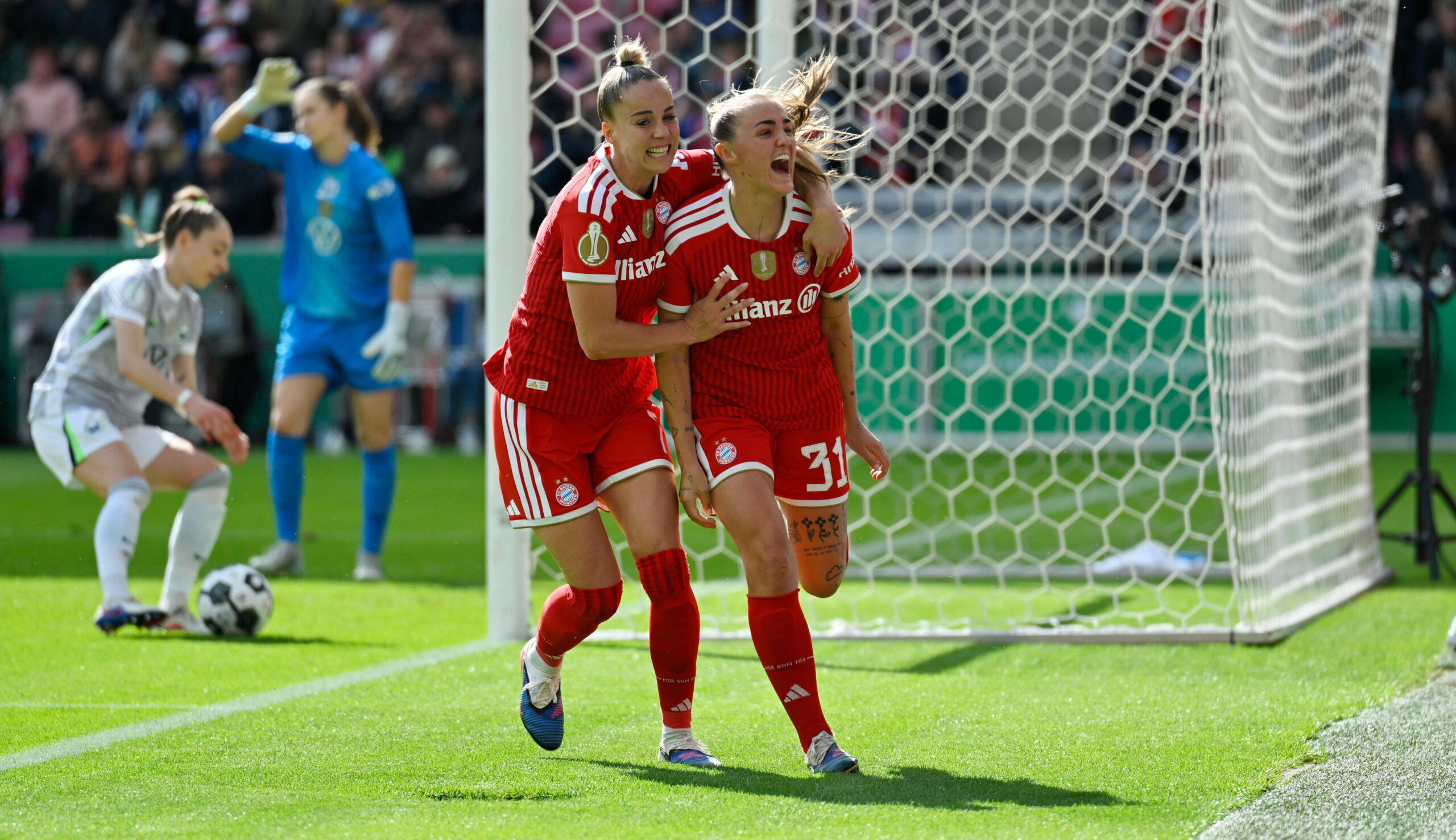 Giulia Gwinn und Elfmeterschützin Georgia Stanway bejubeln Arm in Armden bayerischen Führungstreffer.