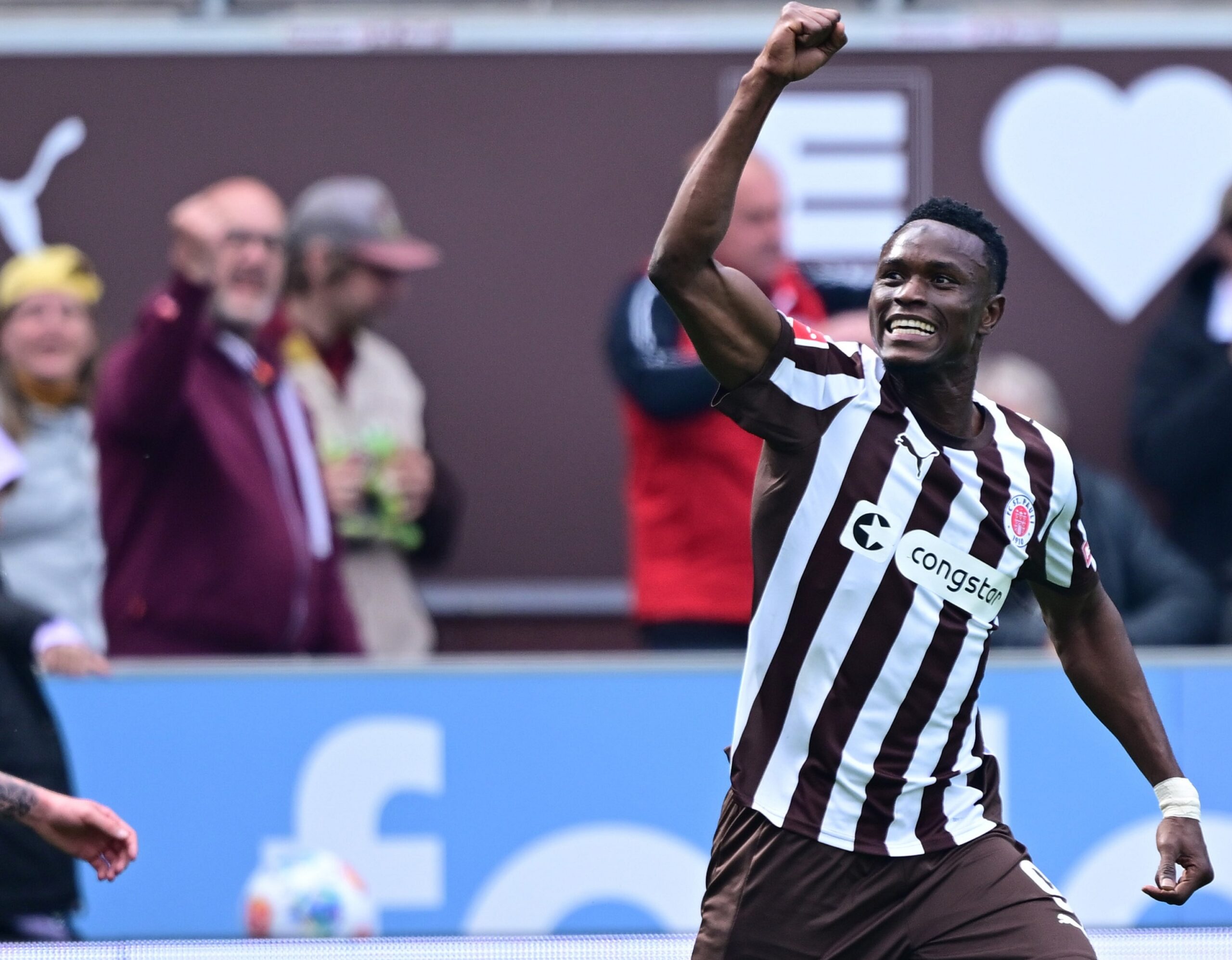 Abdoulie Ceesay jubelt gegen Wolfsburg