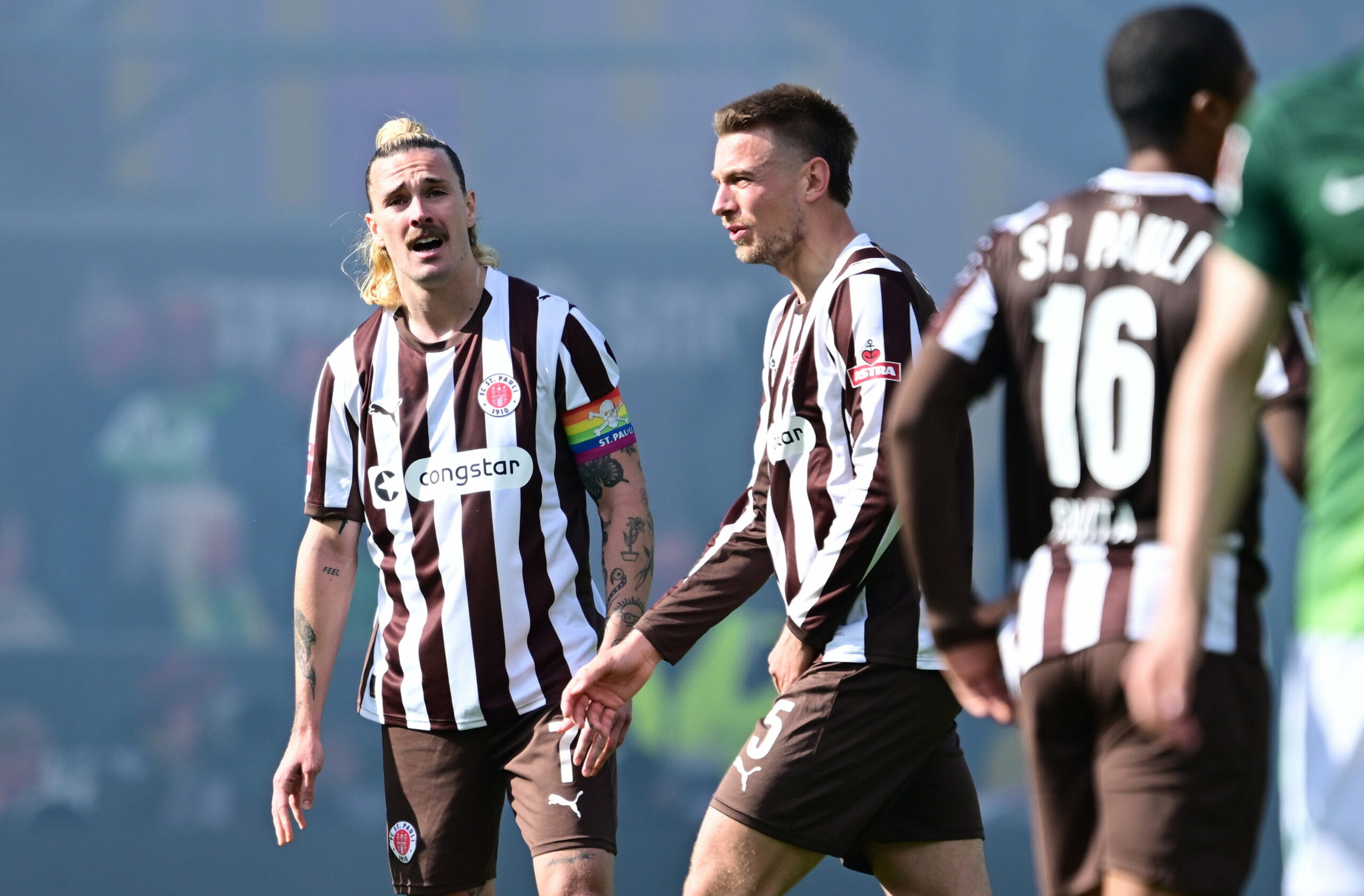 Jackson Irvine und Hauke Wahl sind fassungslos.
