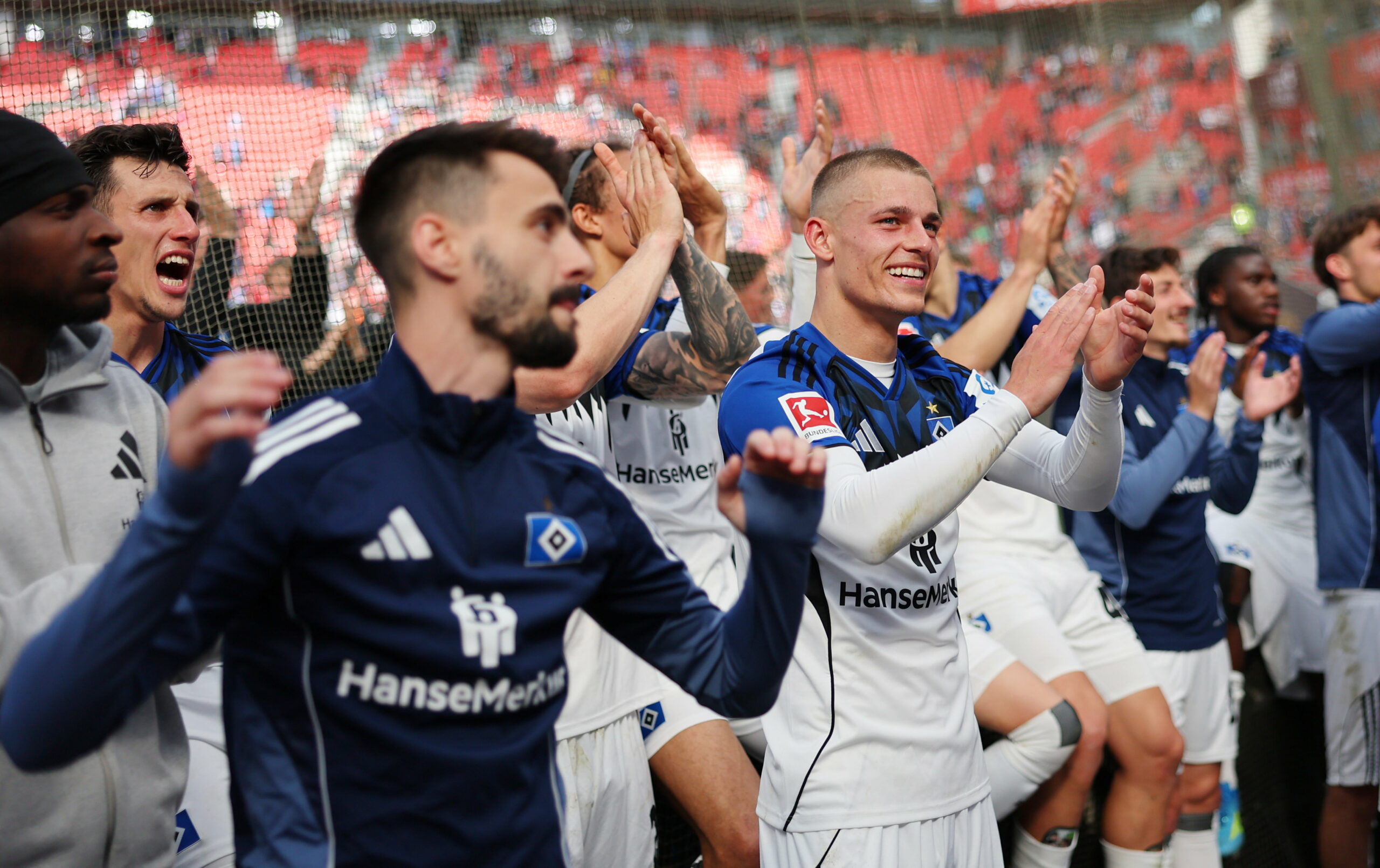 Miro Muheim feiert vor den HSV-Fans in Leverkusen die erfolgreiche Saison