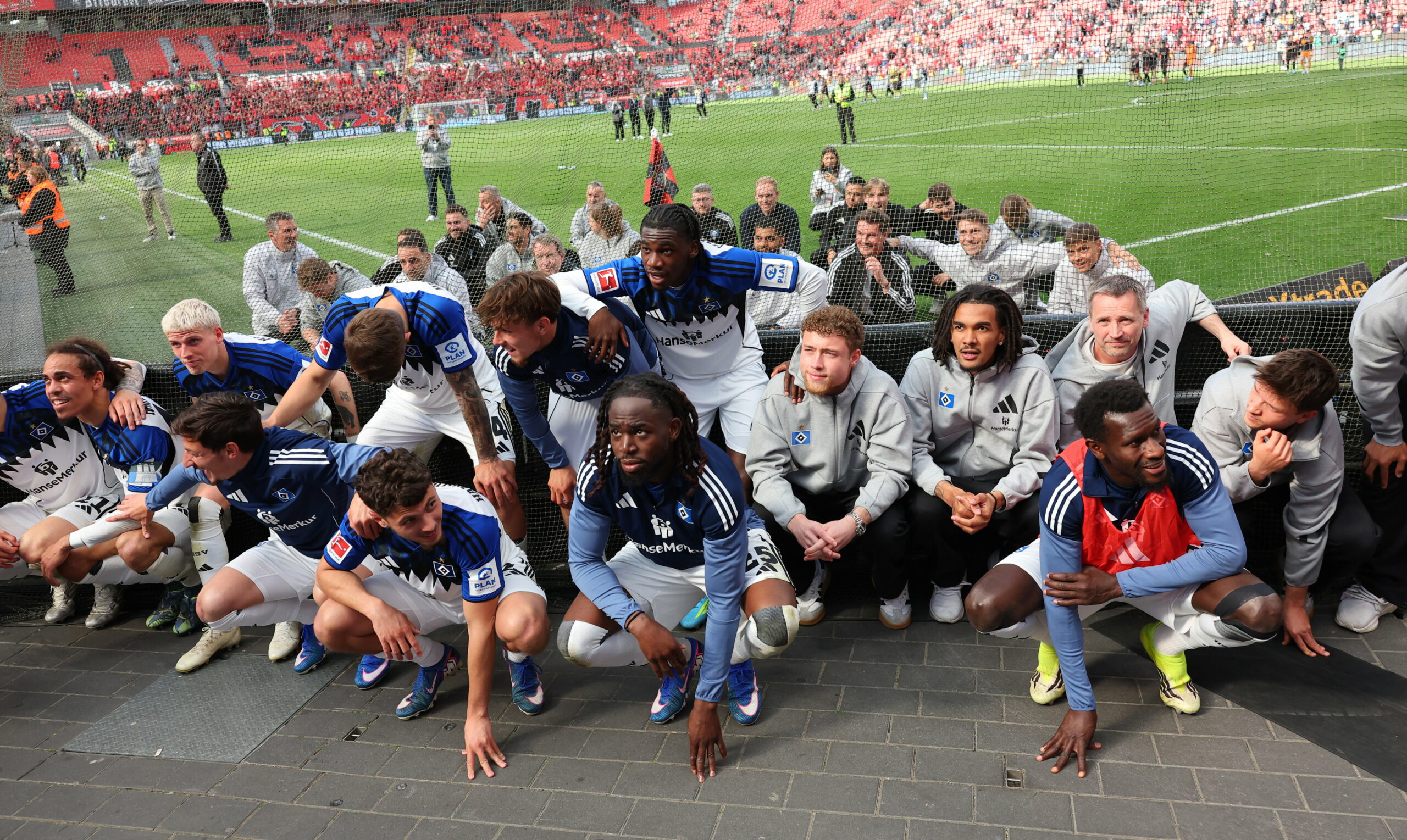 In Leverkusen holen sich die HSV-Profis den Applaus ihrer Fans ab