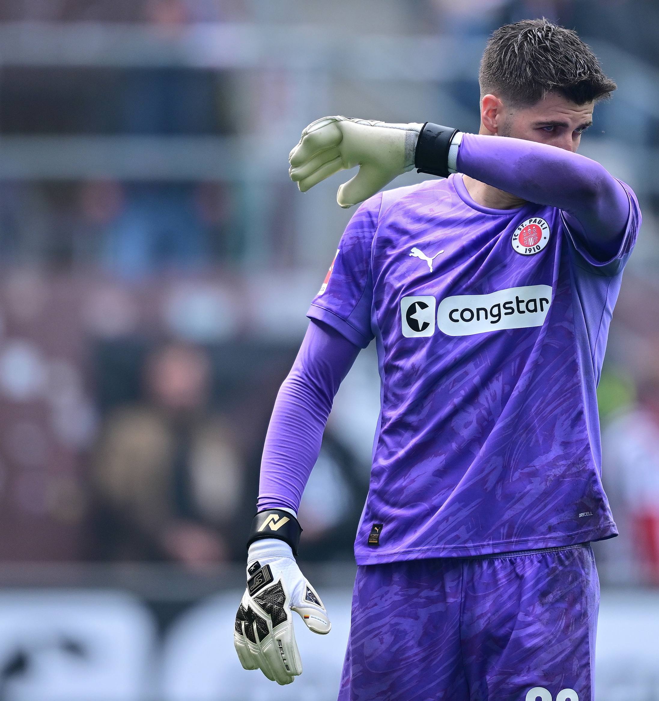 Nikola Vasilj weinend beim Abschied